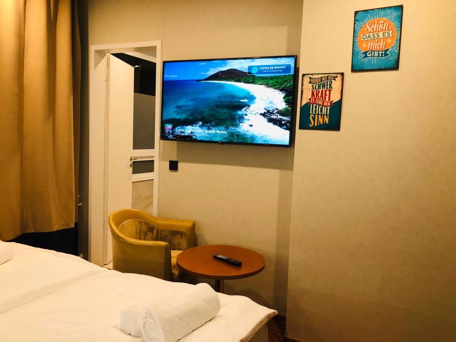 TV and multimedia, Bed in Elbgalerie Hotel