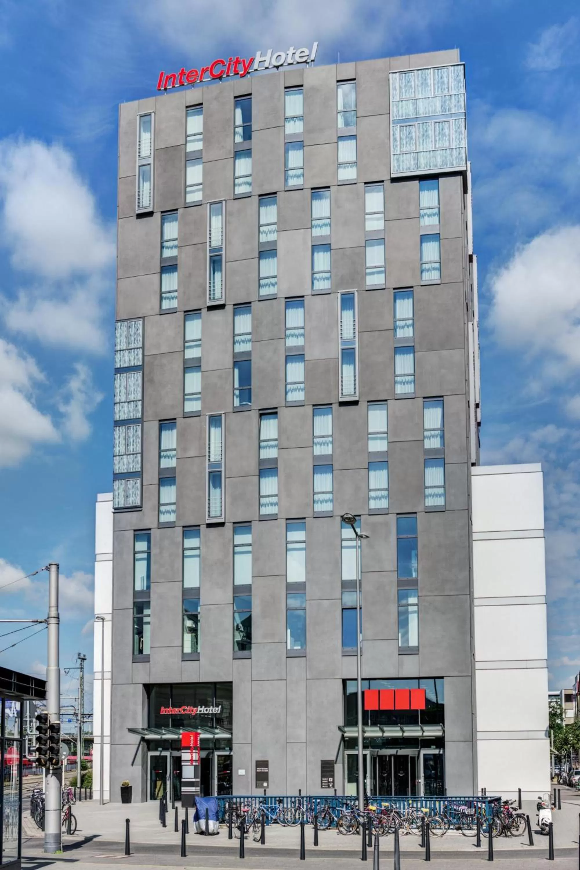 Facade/entrance in IntercityHotel Mannheim