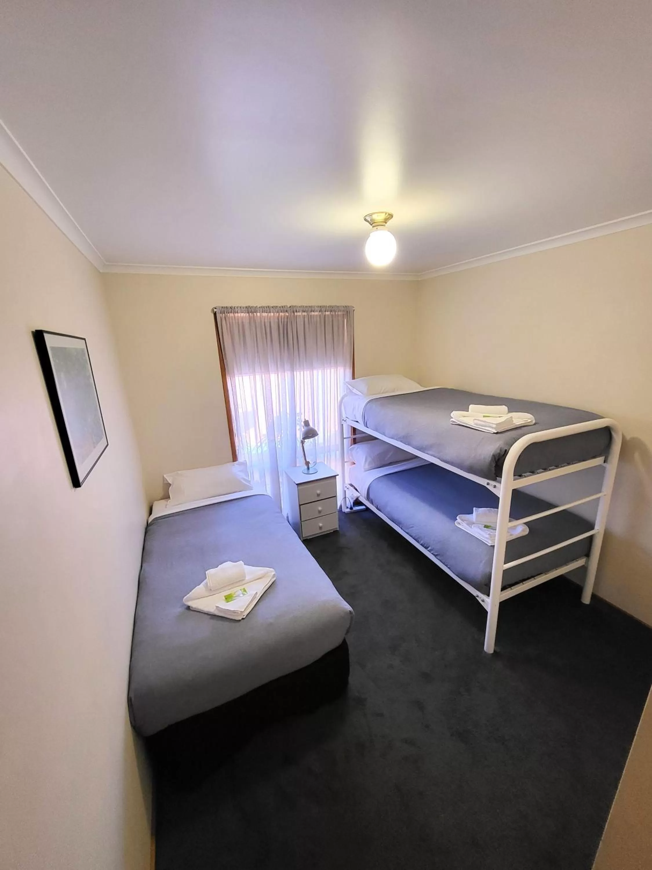 Bed in Homestead Motor Inn & Apartments