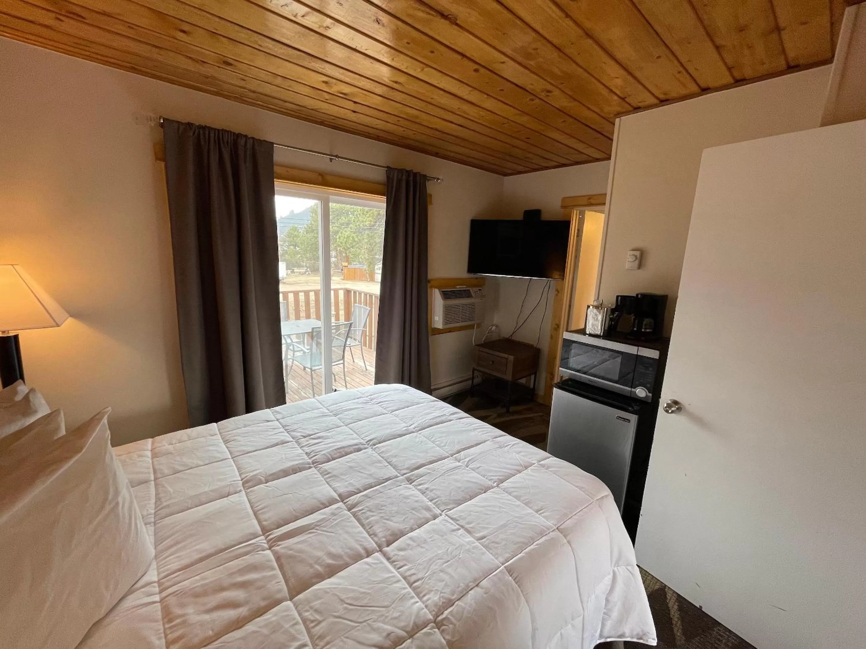 Bed in Estes Mountain Inn