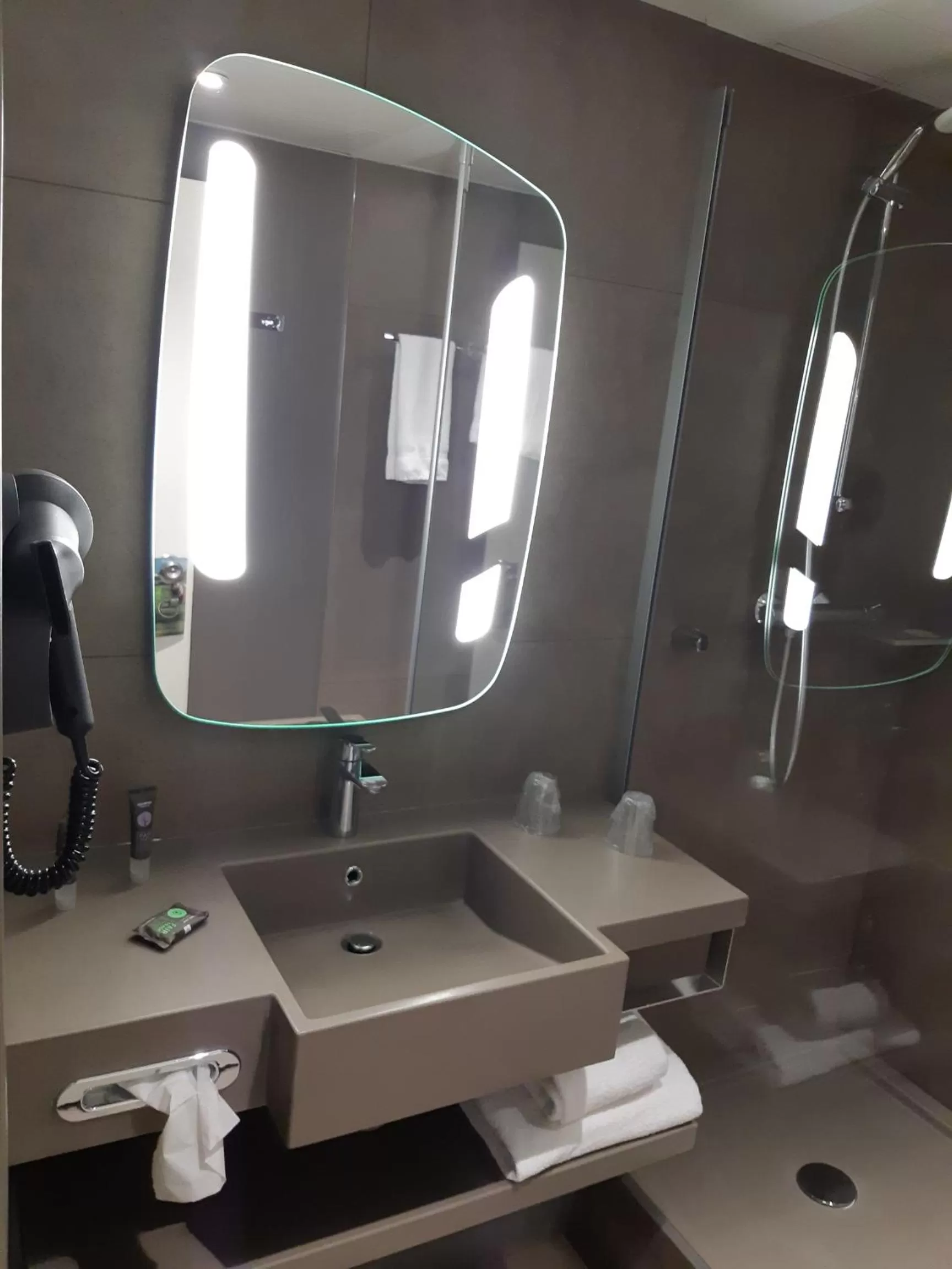 Shower in Novotel Le Mans