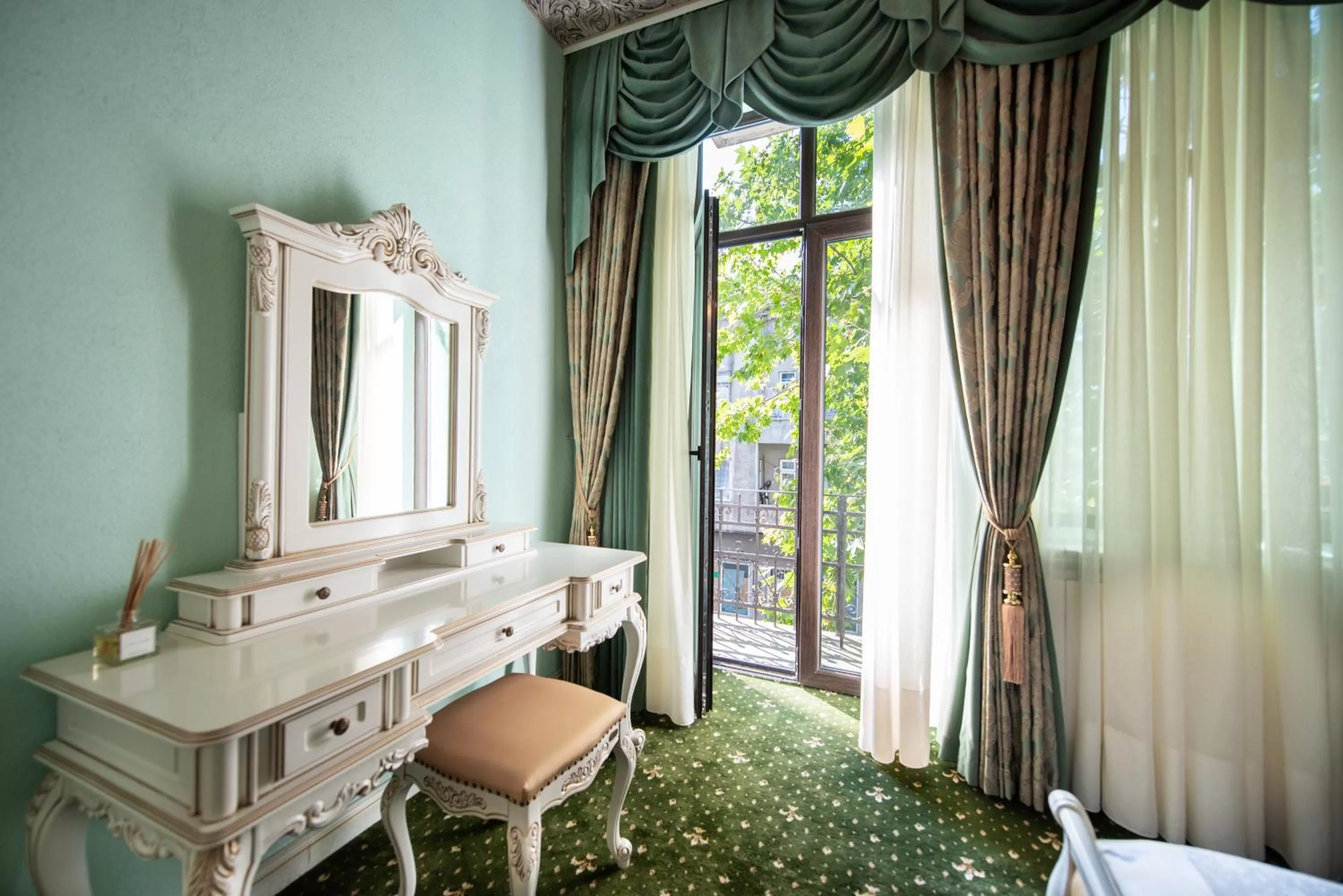 Balcony/Terrace, Bed in JMR Royal -Luxury Rooms & Private Sauna