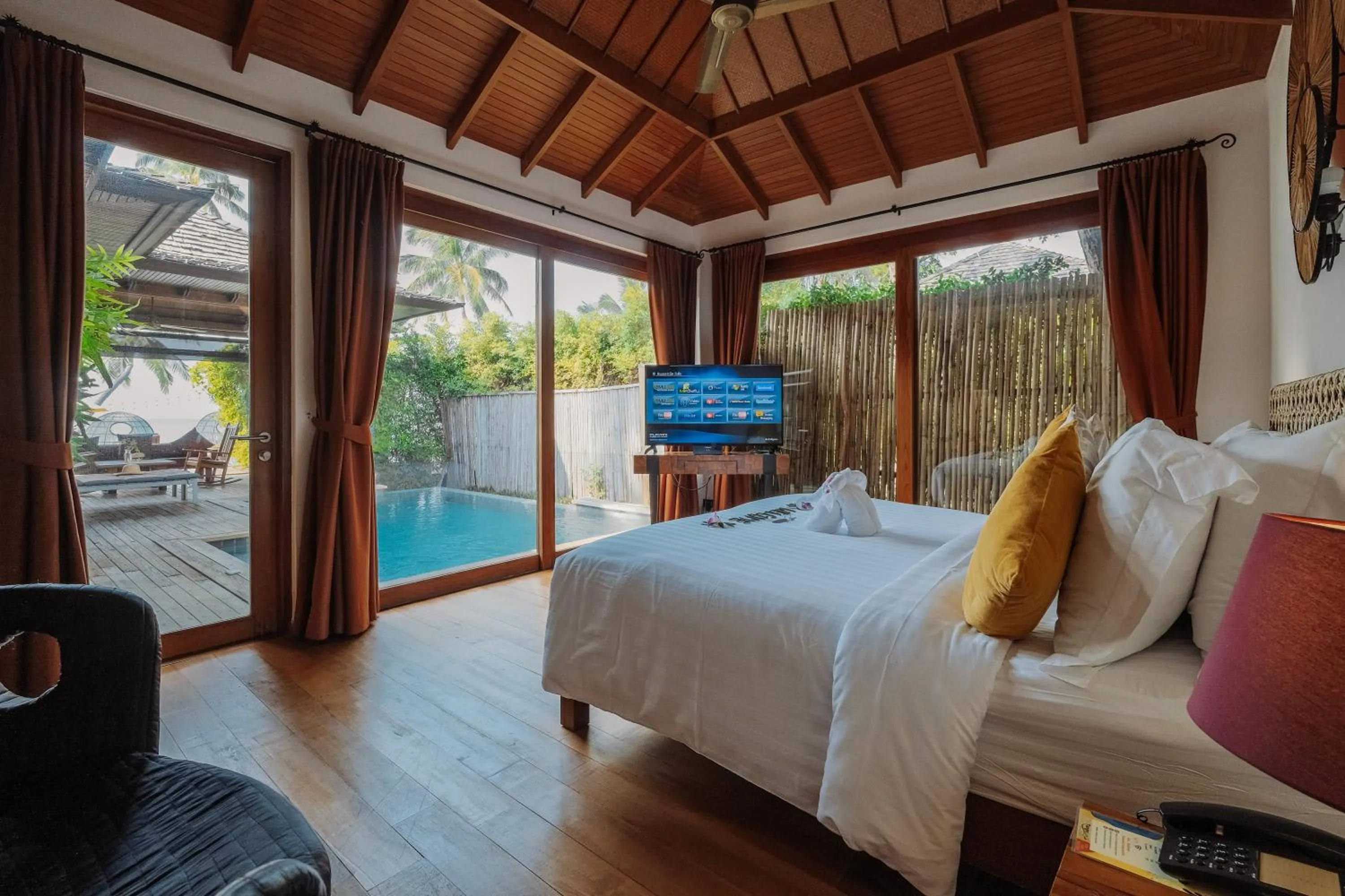 TV and multimedia, Bed in Tango Luxe Beach Villa, Koh Samui