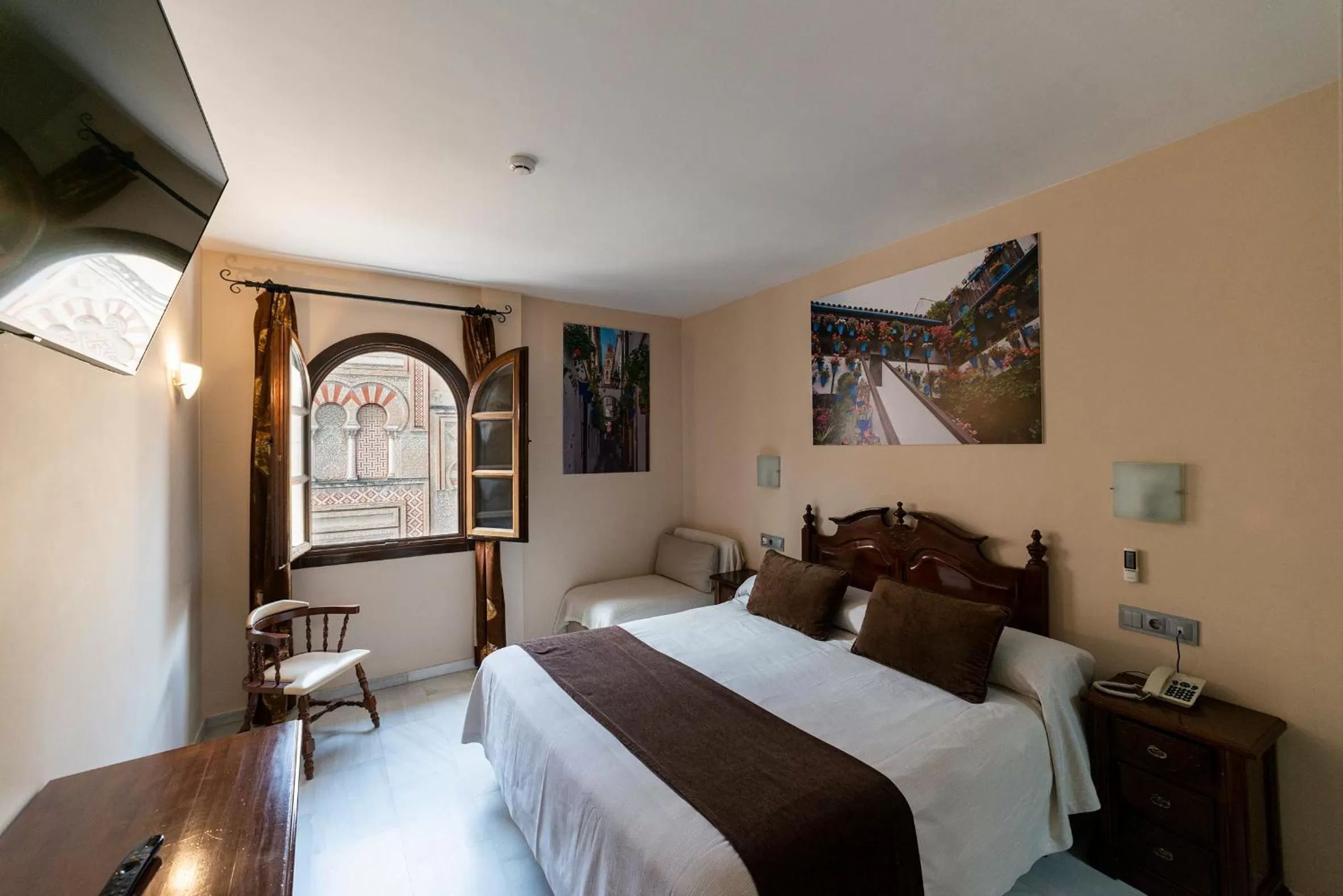 Photo of the whole room, Bed in Hotel Casa Museo de la Mezquita