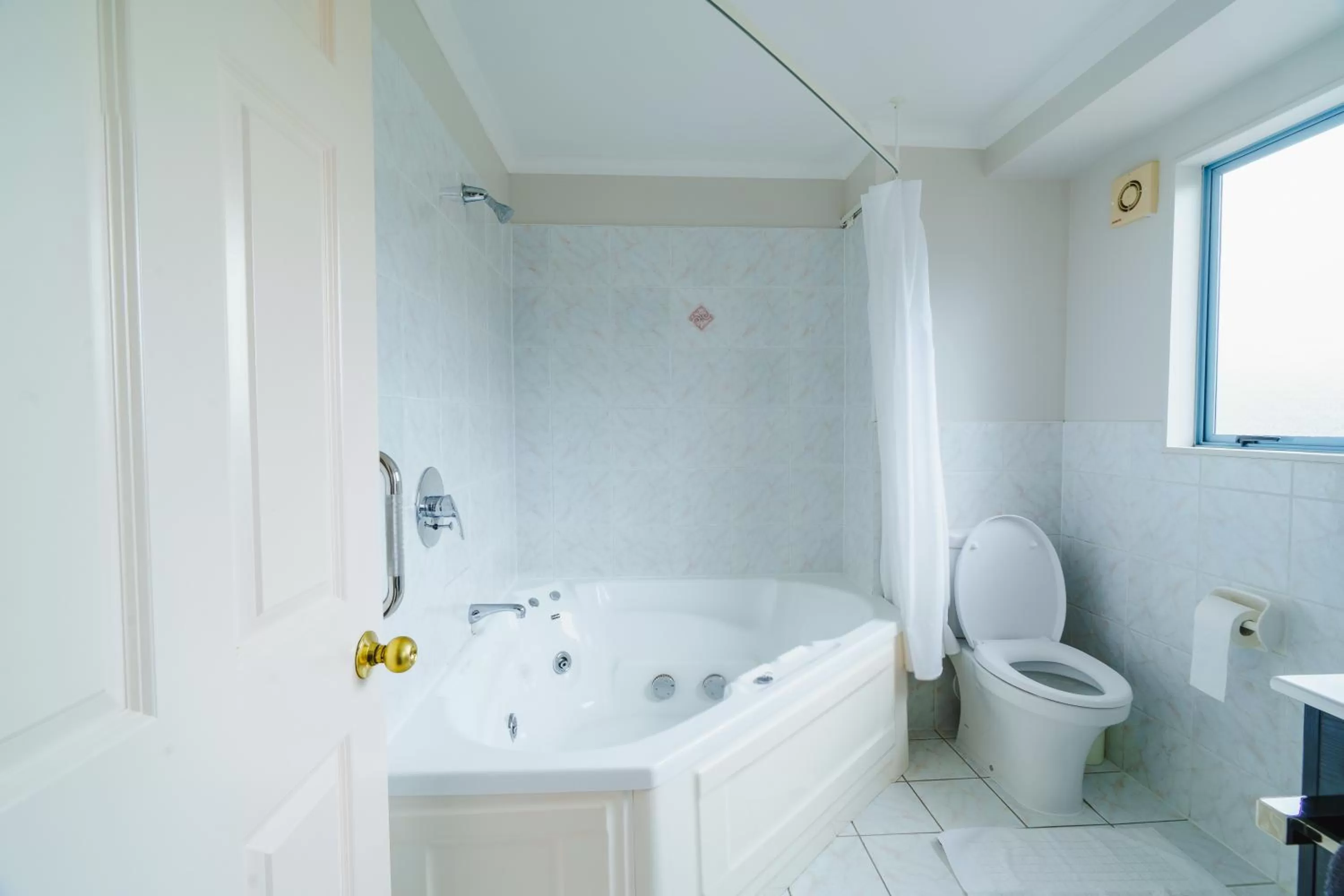 Bathroom in Anchorage Motor Lodge