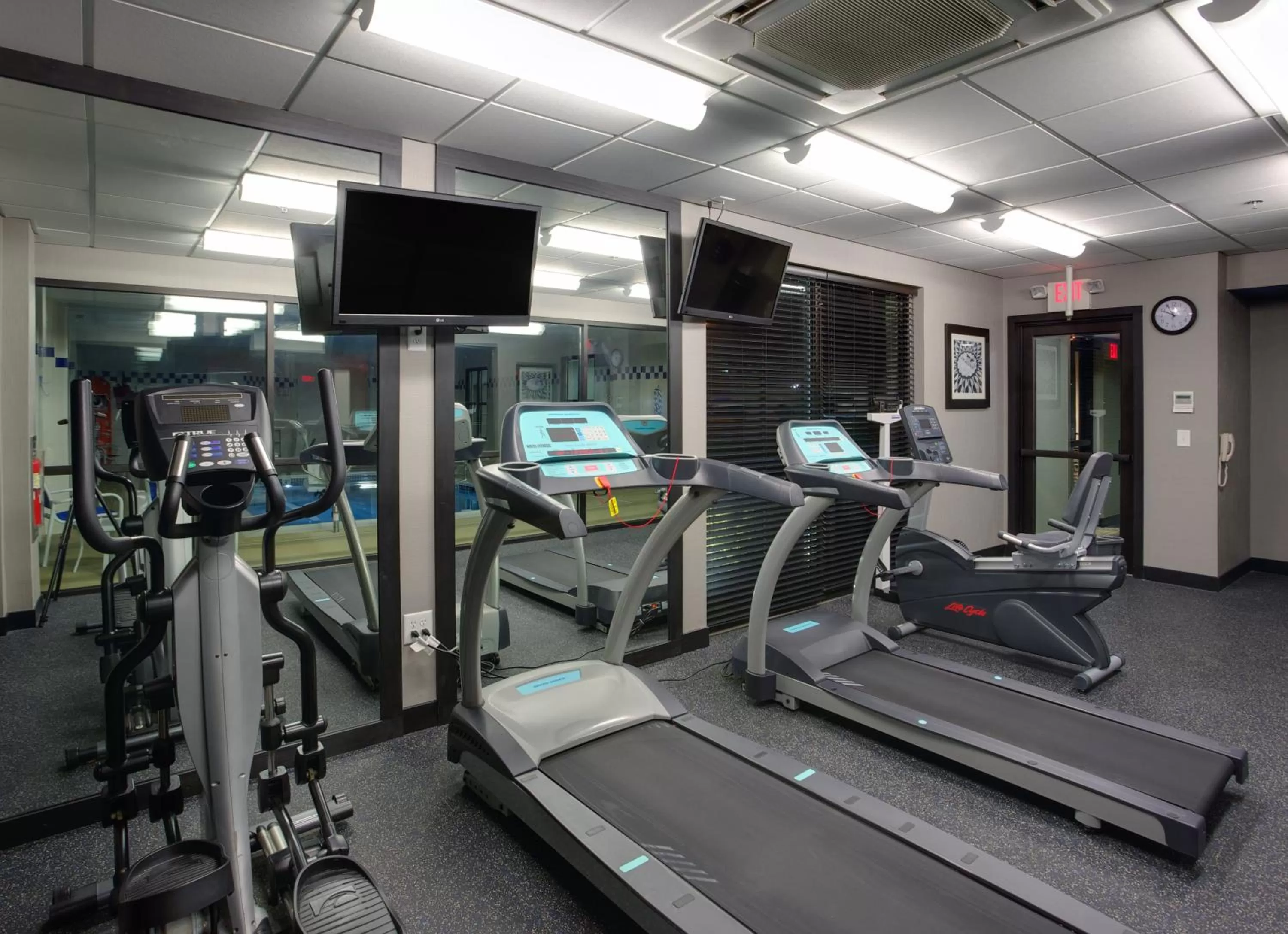 Fitness centre/facilities in Holiday Inn Express Hotel & Suites Meadowlands Area by IHG