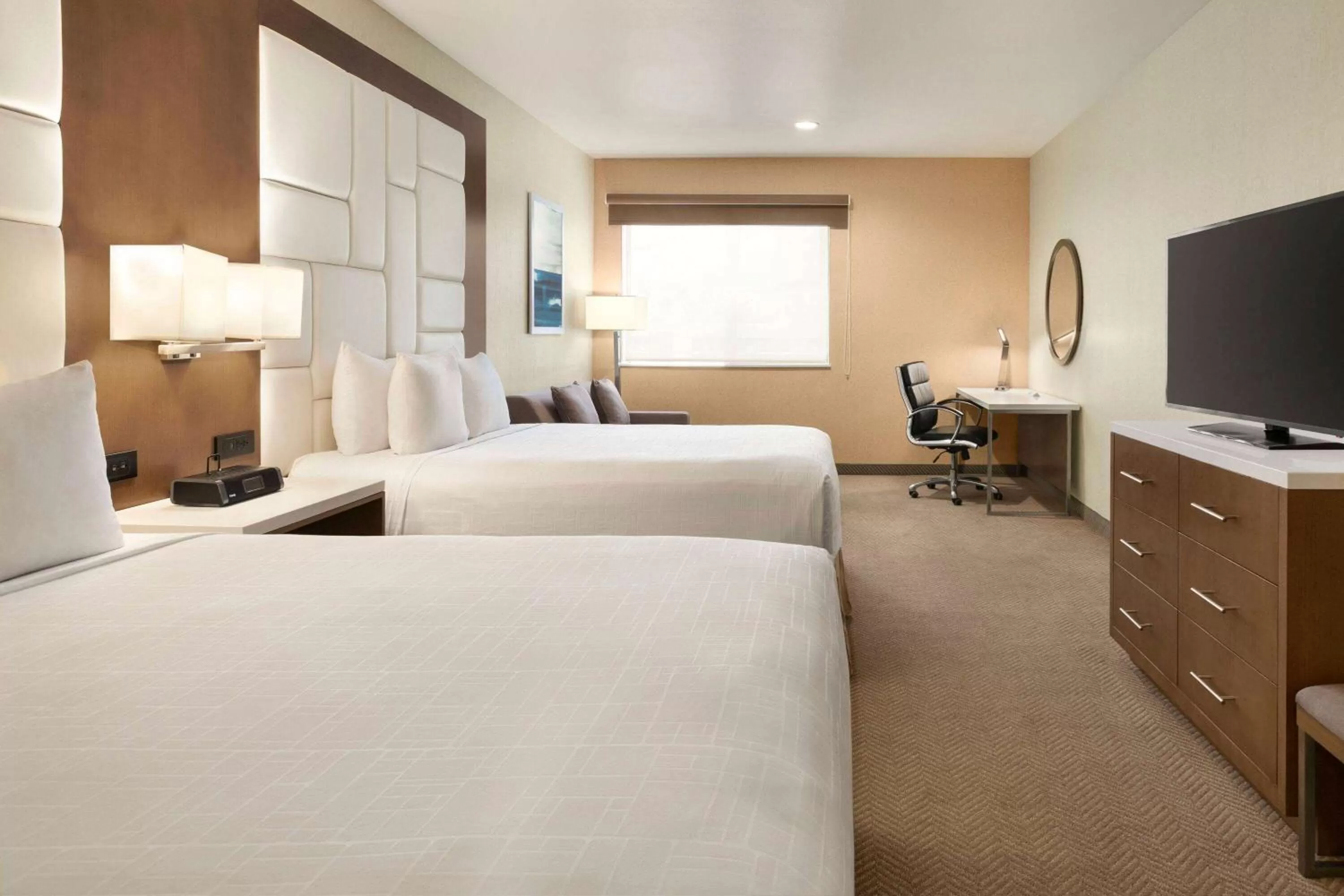 Photo of the whole room, Bed in Wyndham Anaheim