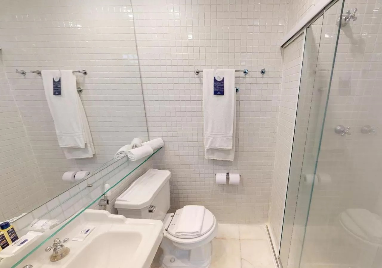 Bathroom in Estanplaza Funchal Faria Lima