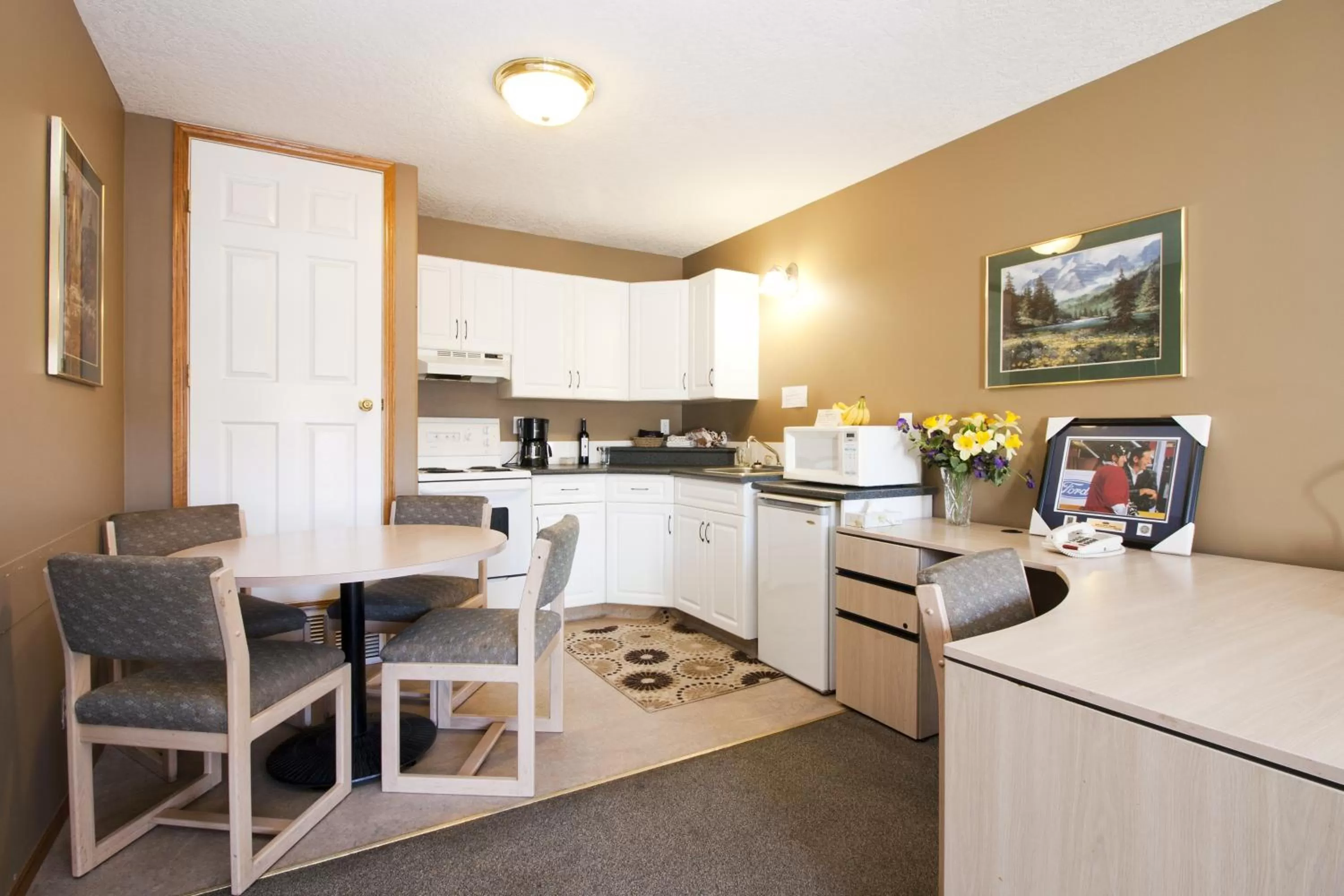 Kitchen or kitchenette in Bow River Inn