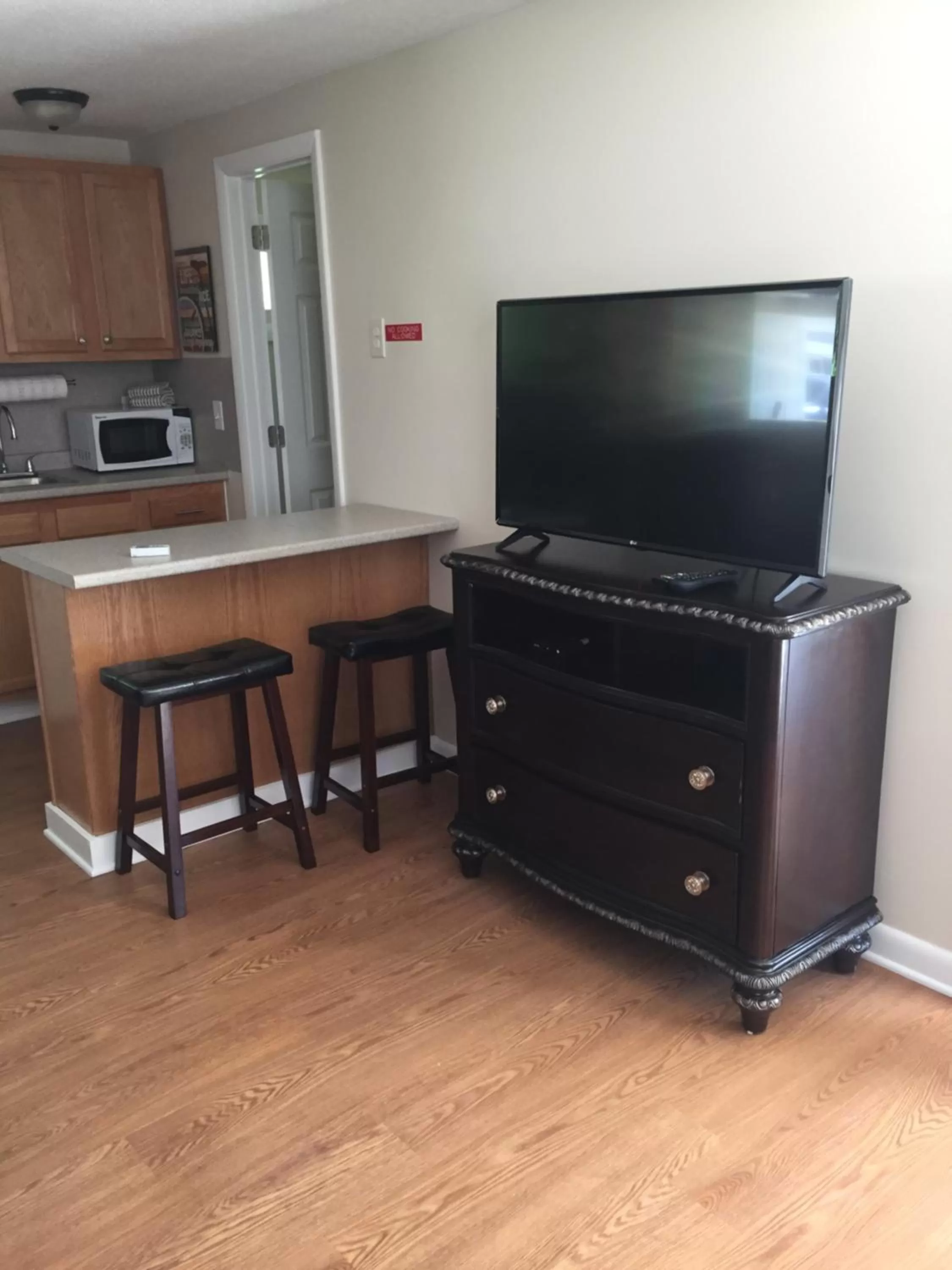 Other, TV/Entertainment Center in Shore Road Inn