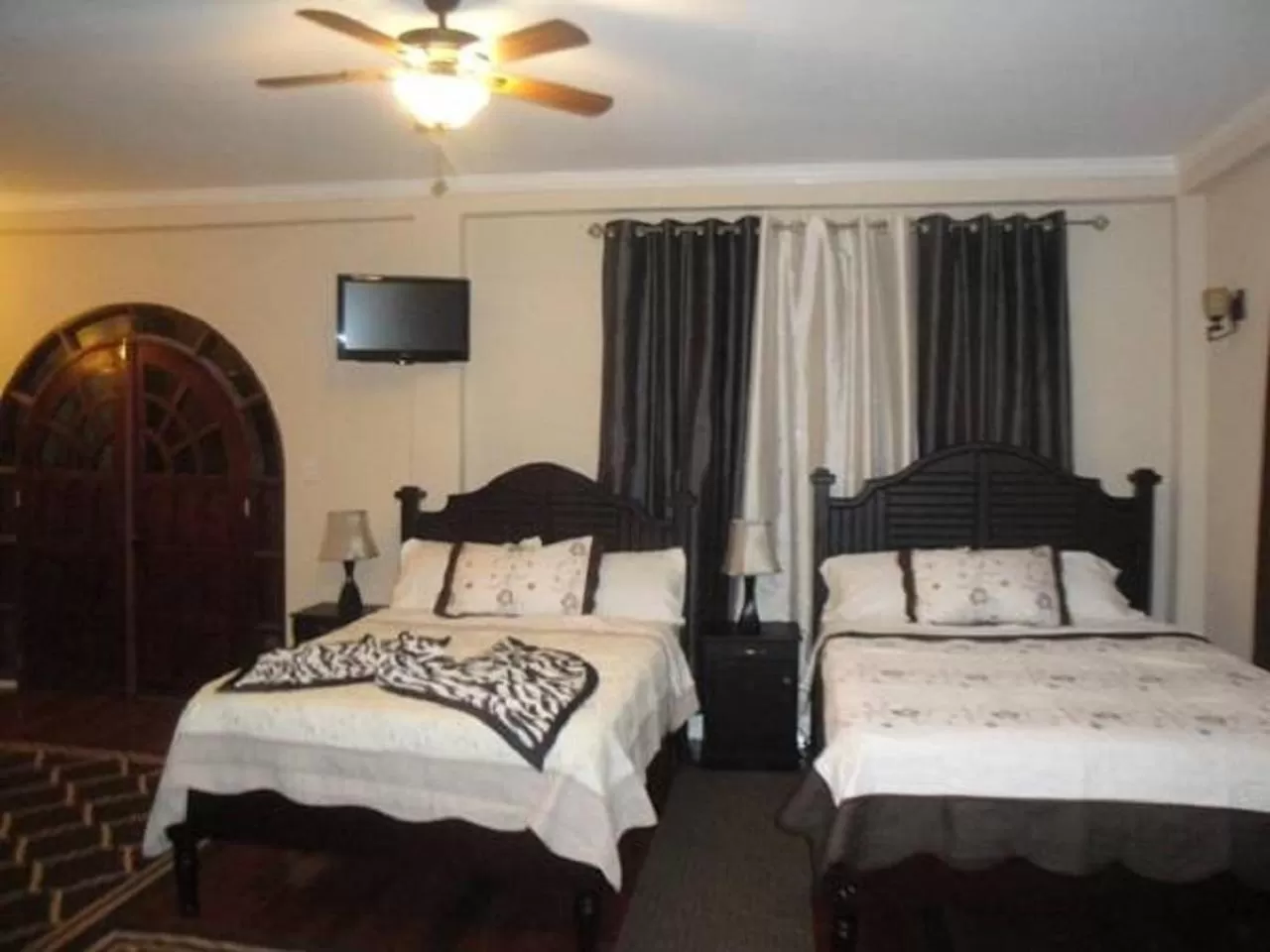 Bed in El Dorado Inn