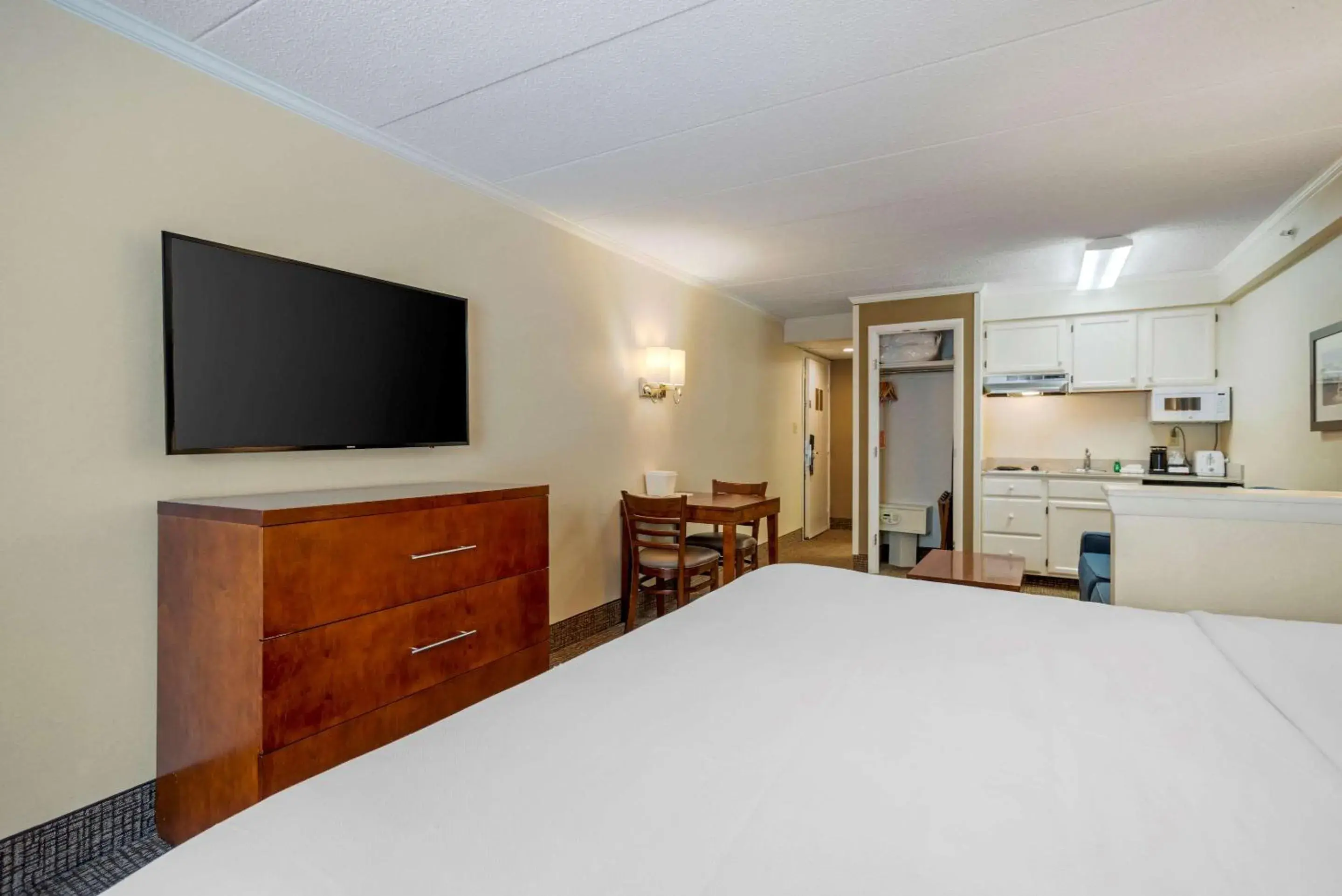 One King Bed with City View in Comfort Inn Ocean City Boardwalk One King Bed with City View in Comfort Inn Ocean City Boardwalk