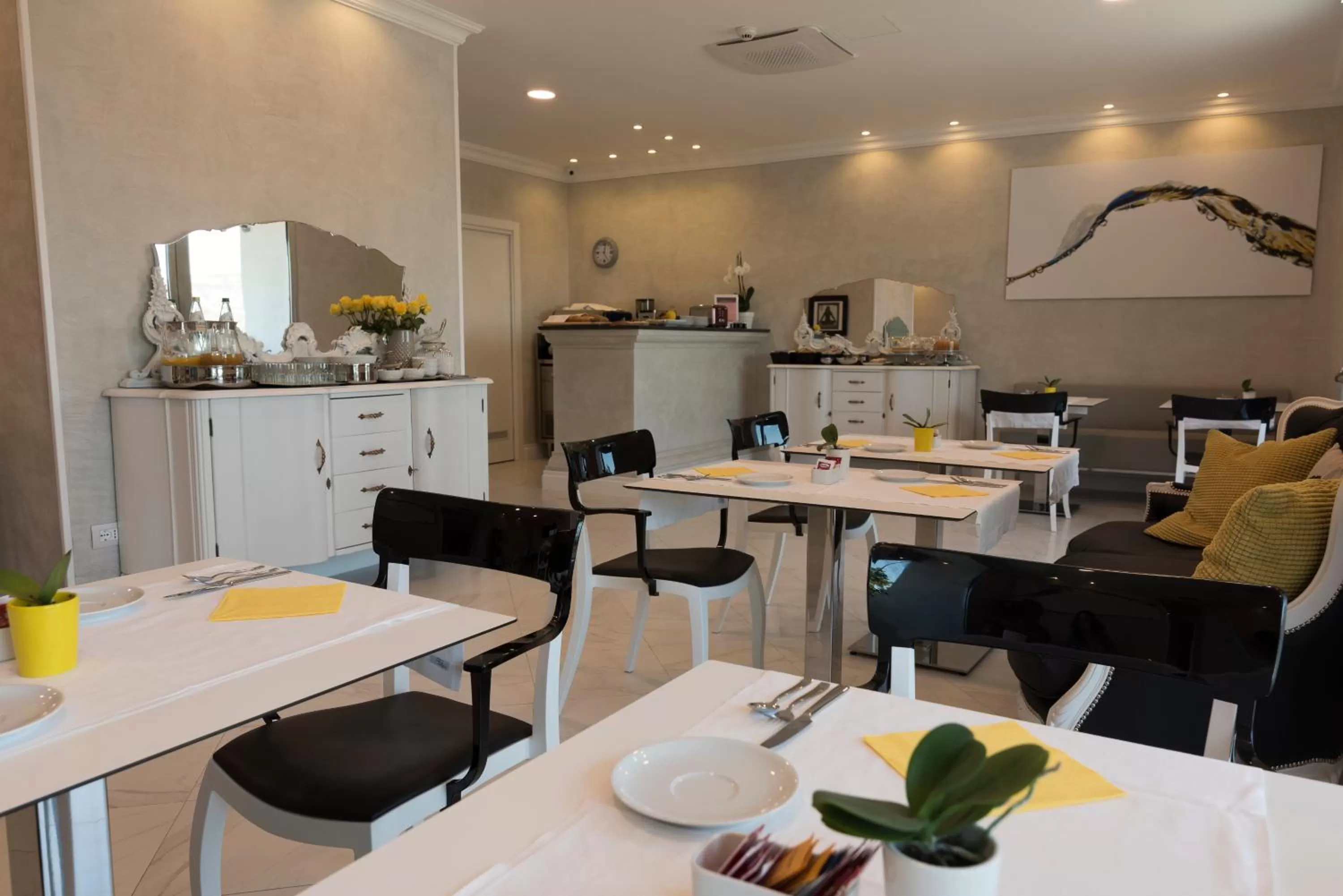 Communal lounge/ TV room in Altavilla Boutique Hotel