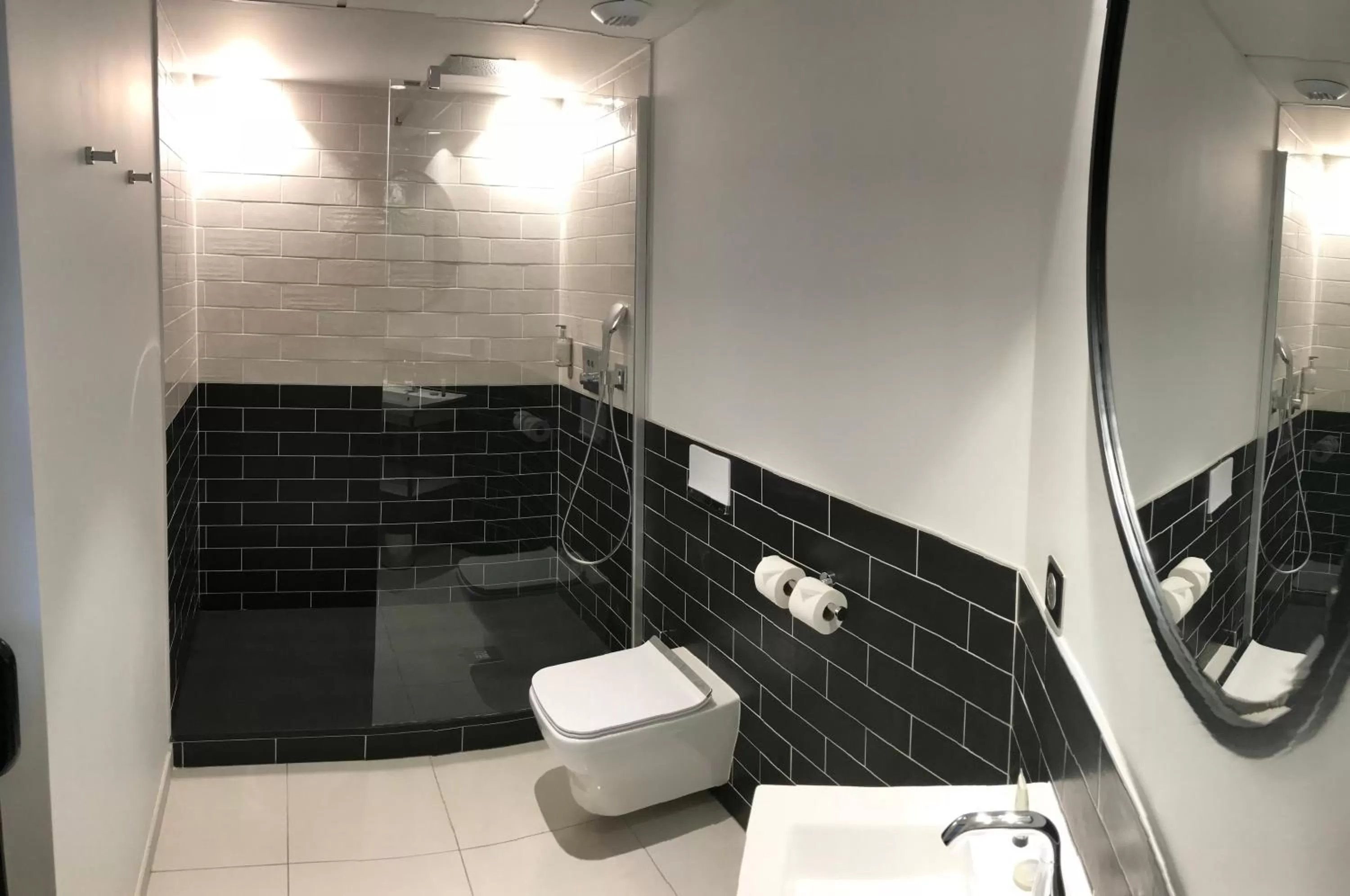 Shower in Le Magic Hôtel & Spa