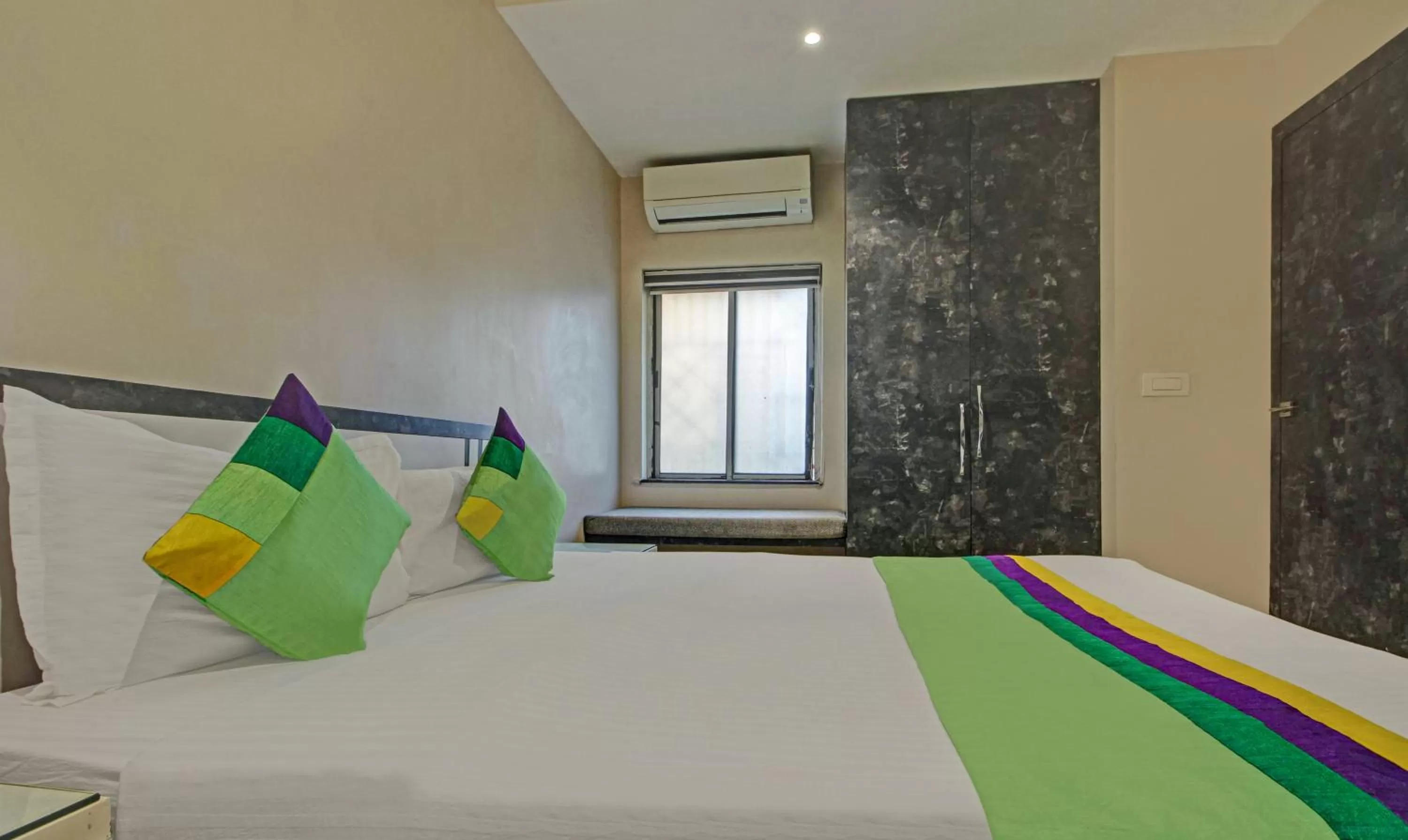 Bed in Treebo Trend Glassotel Ruby