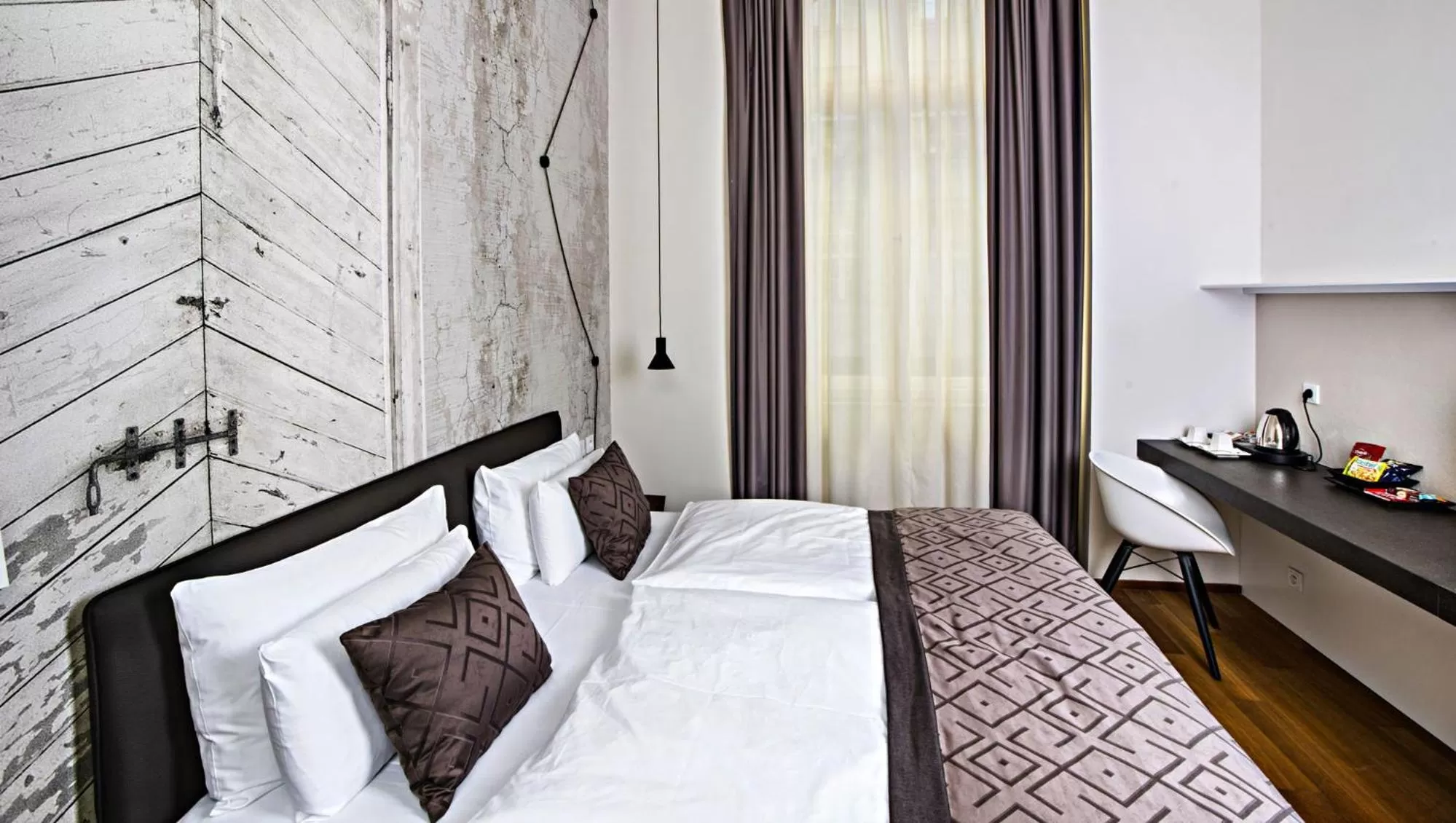 Bedroom, Bed in Hotel Golden Crown