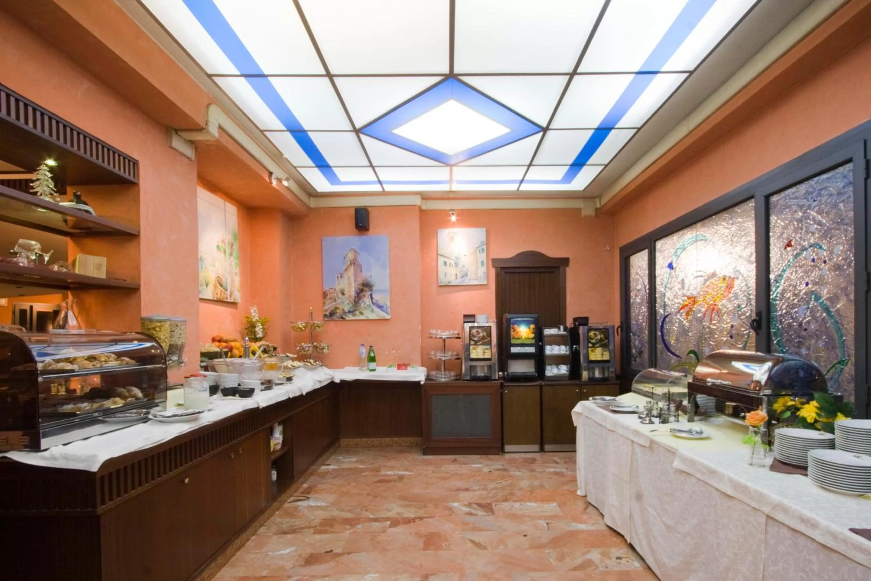 Restaurant/places to eat in Hotel La Pace