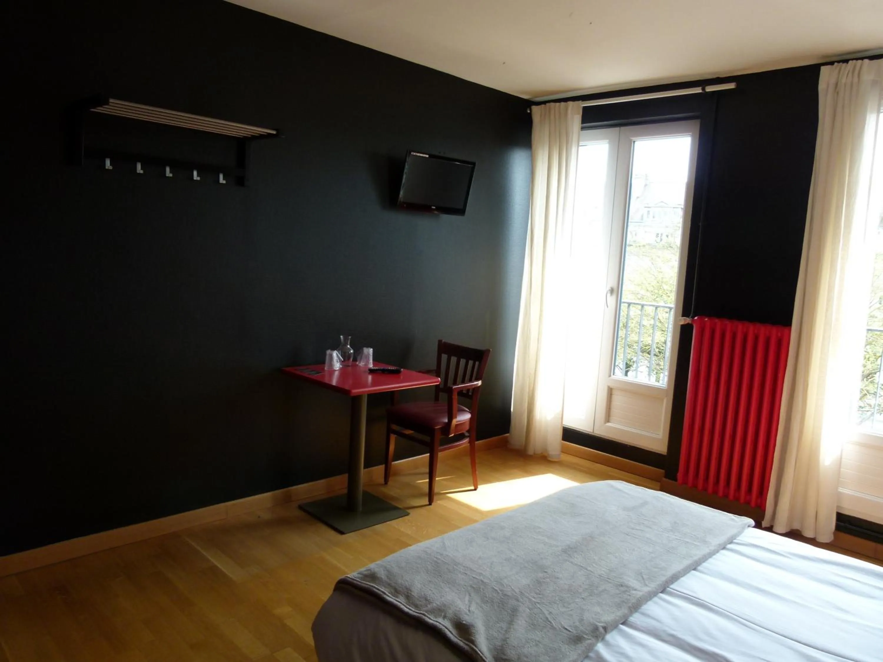 Photo of the whole room, Bed in Hôtel Victor