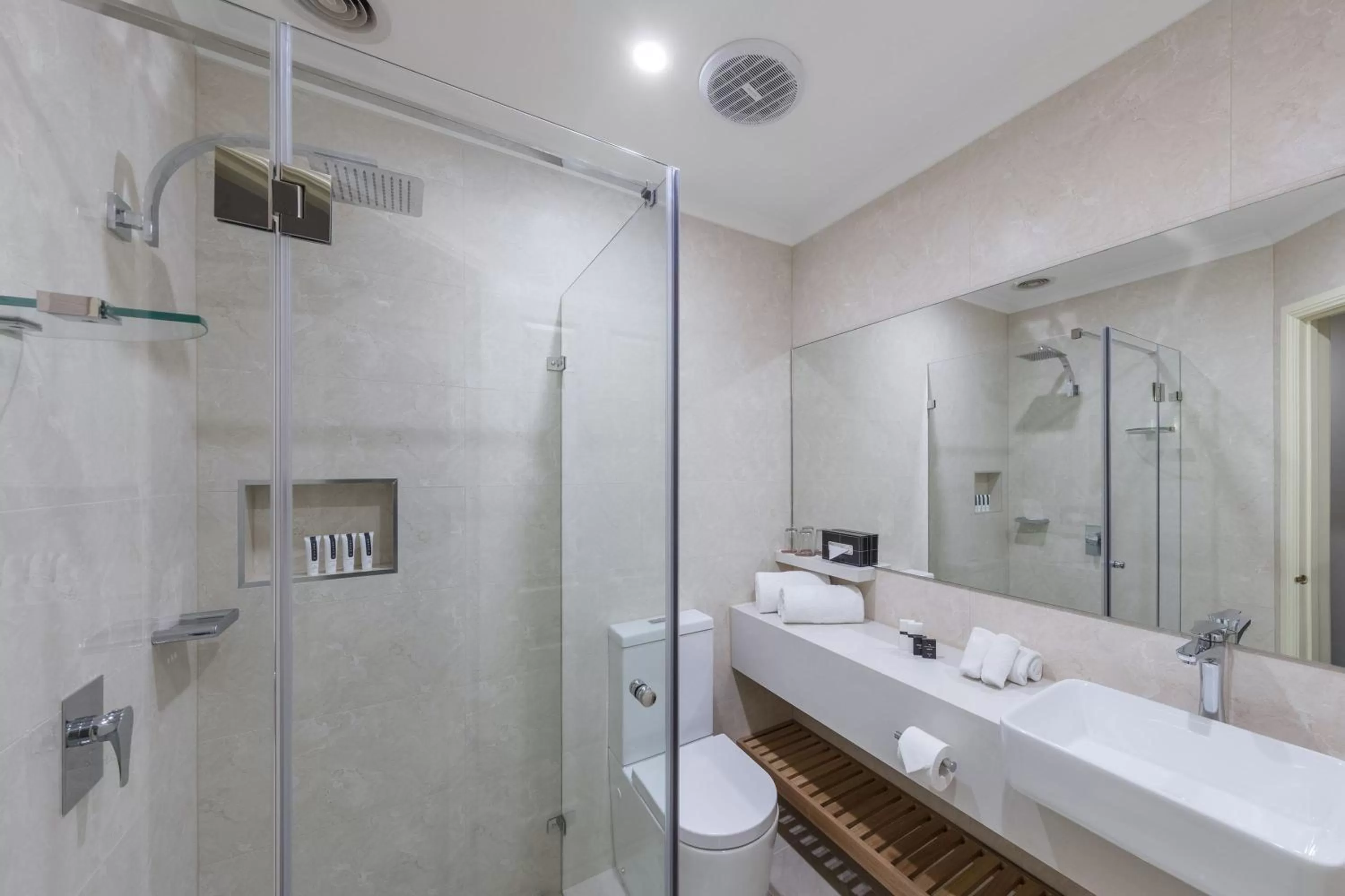 Bathroom in Canterbury International Hotel