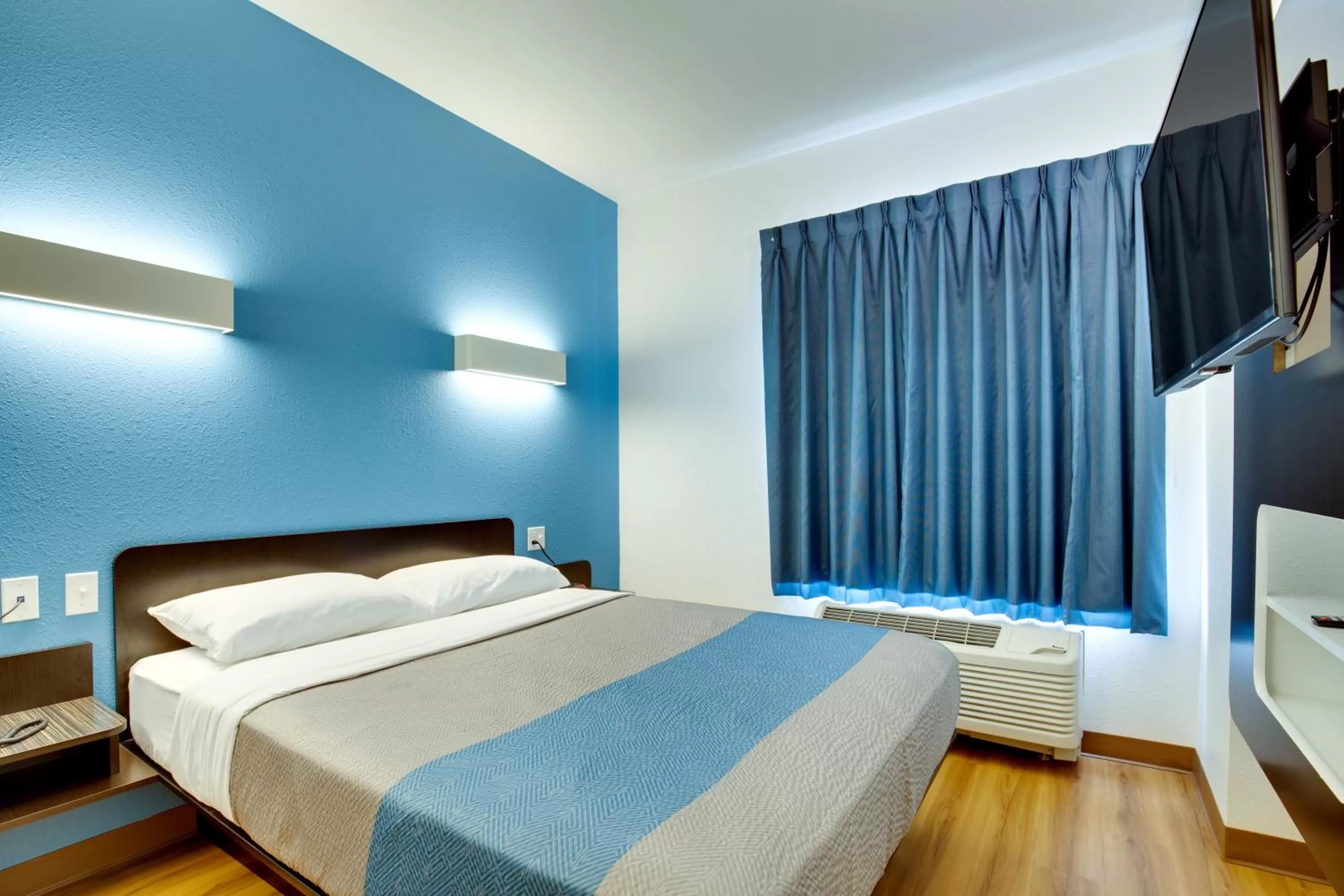 Bedroom, Bed in Motel 6 Poplar Bluff, MO