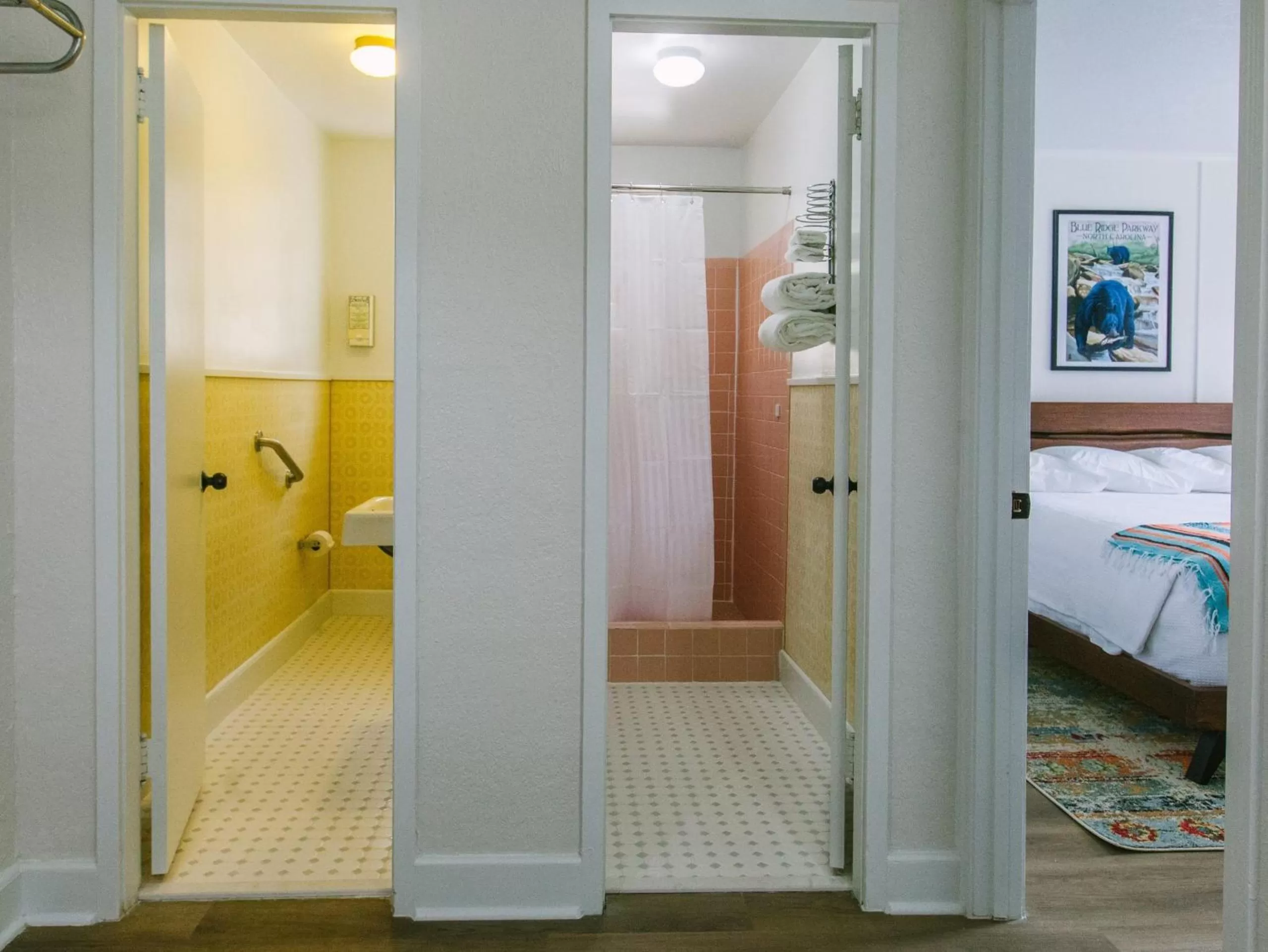Bathroom, Bed in Route 19 Inn