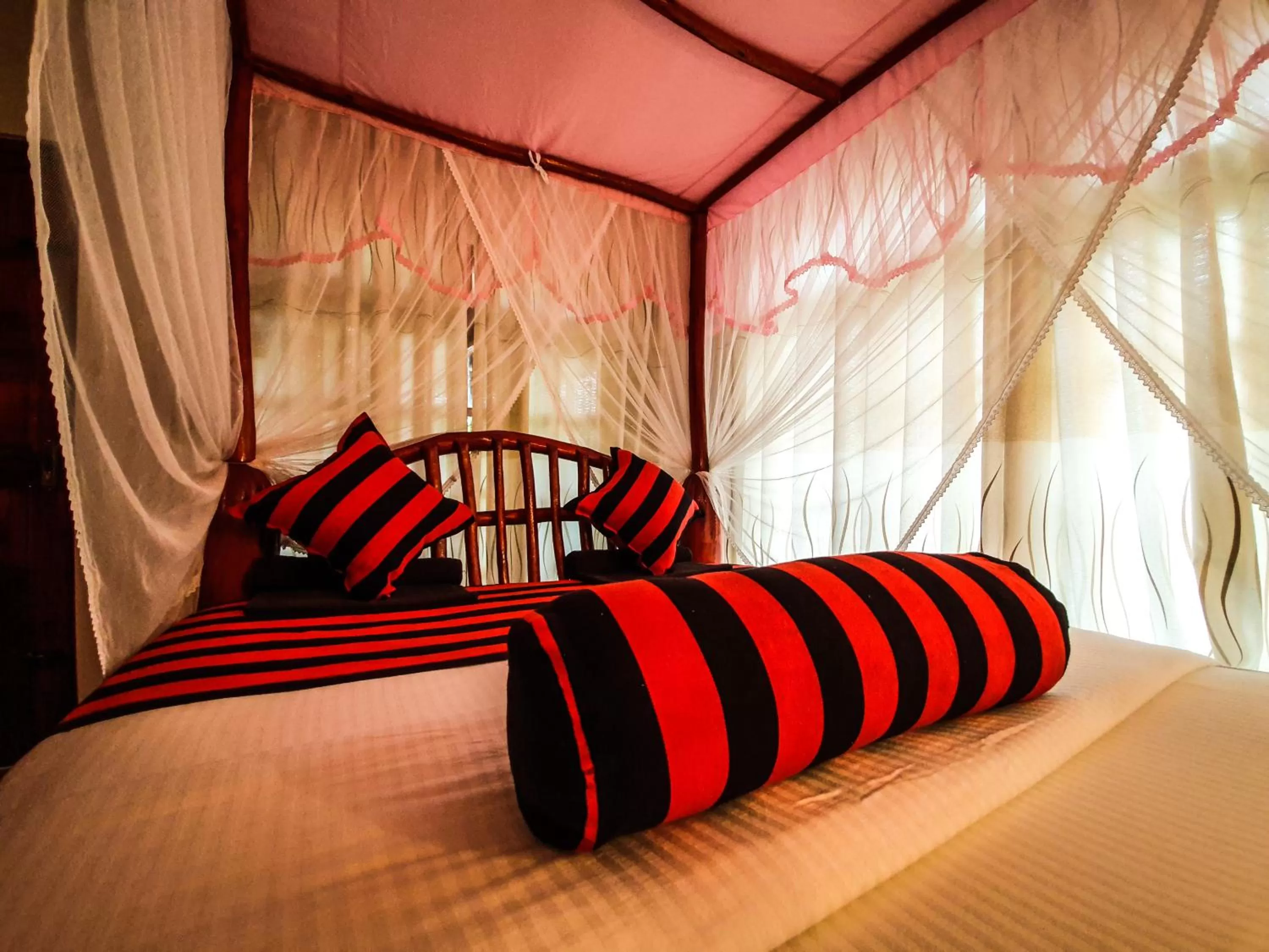 Living room, Bed in Guest Inn Avendra