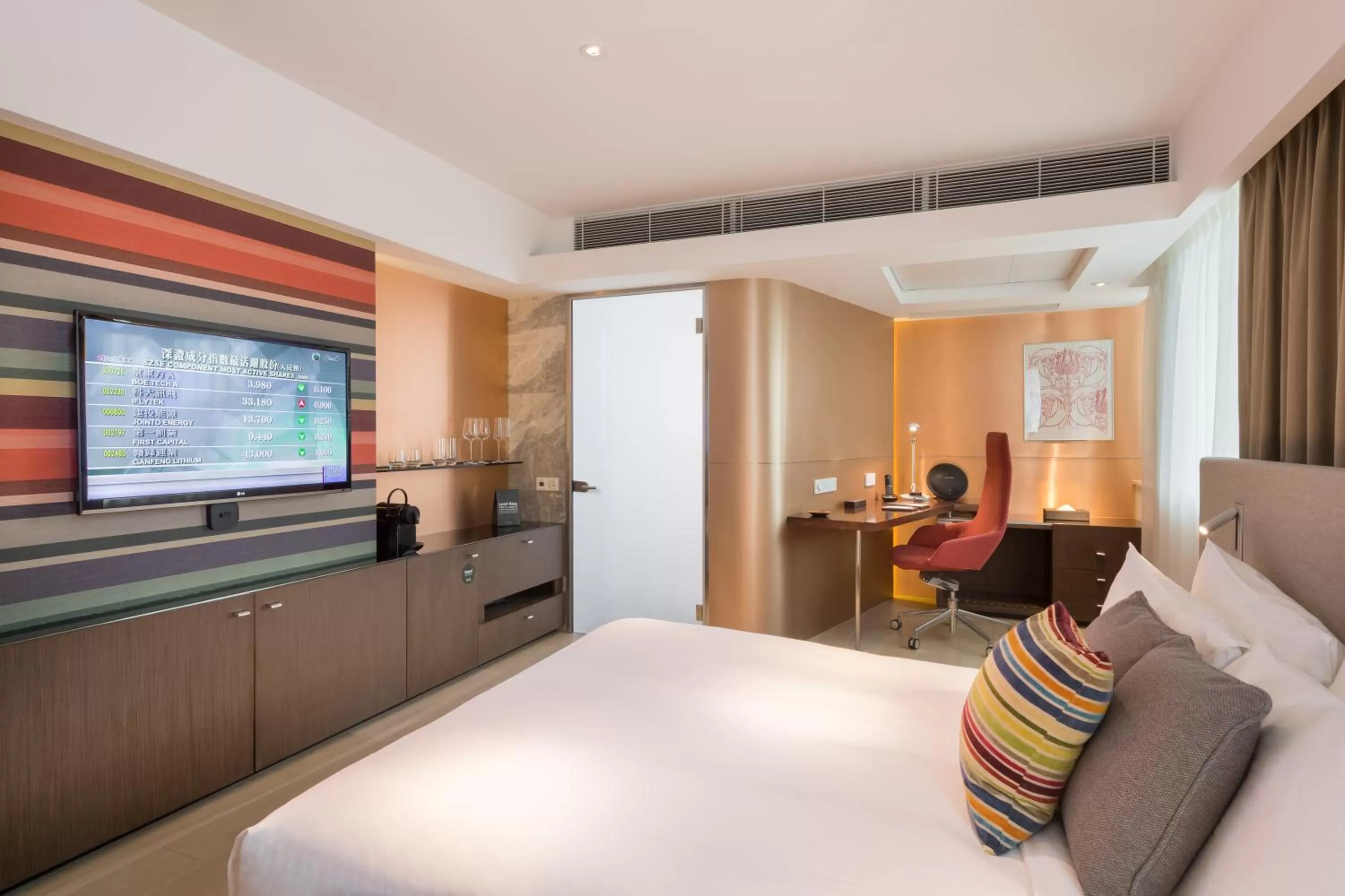 Photo of the whole room, Bed in Ovolo Central