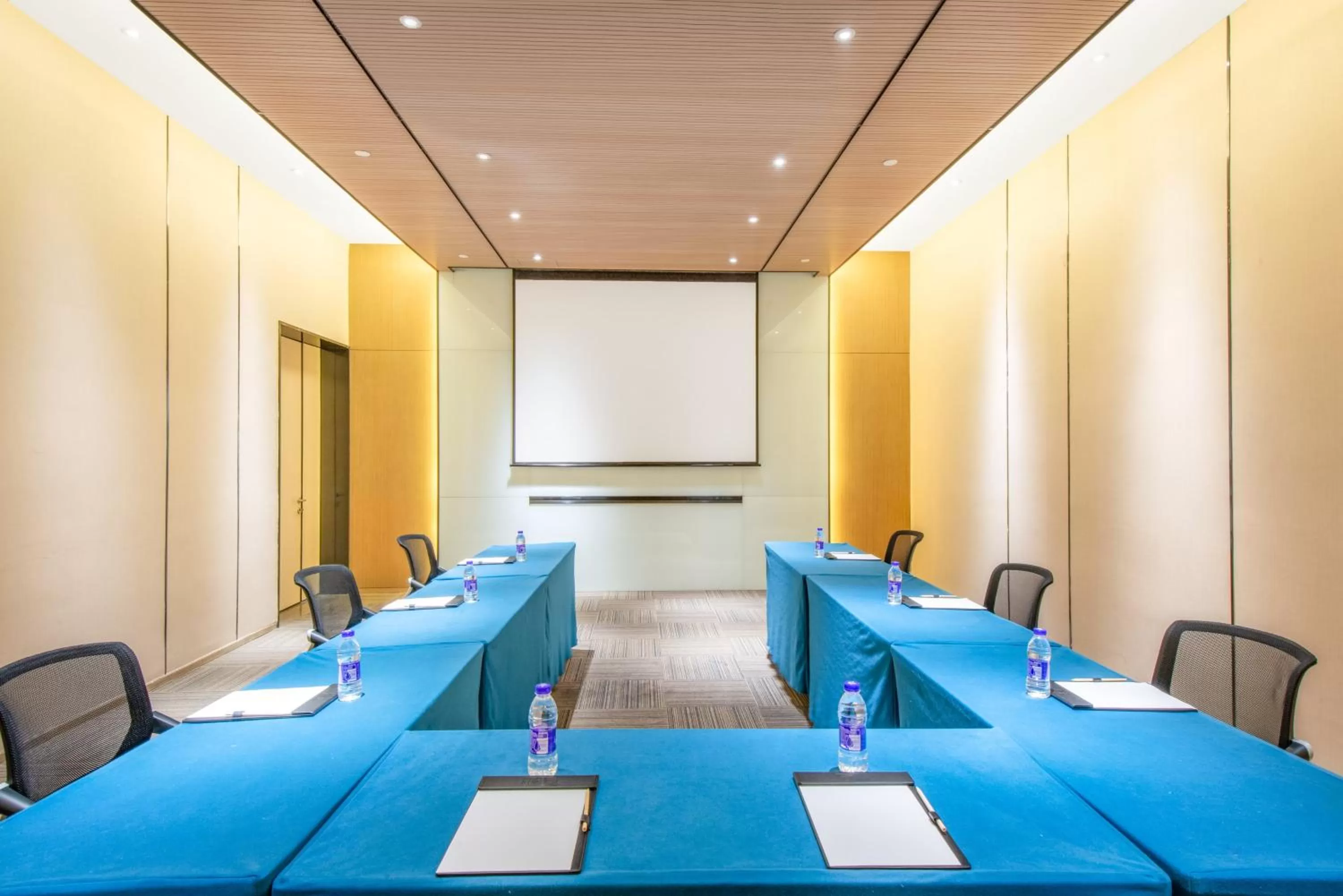 Meeting/conference room in Holiday Inn Express Hangzhou East Station by IHG