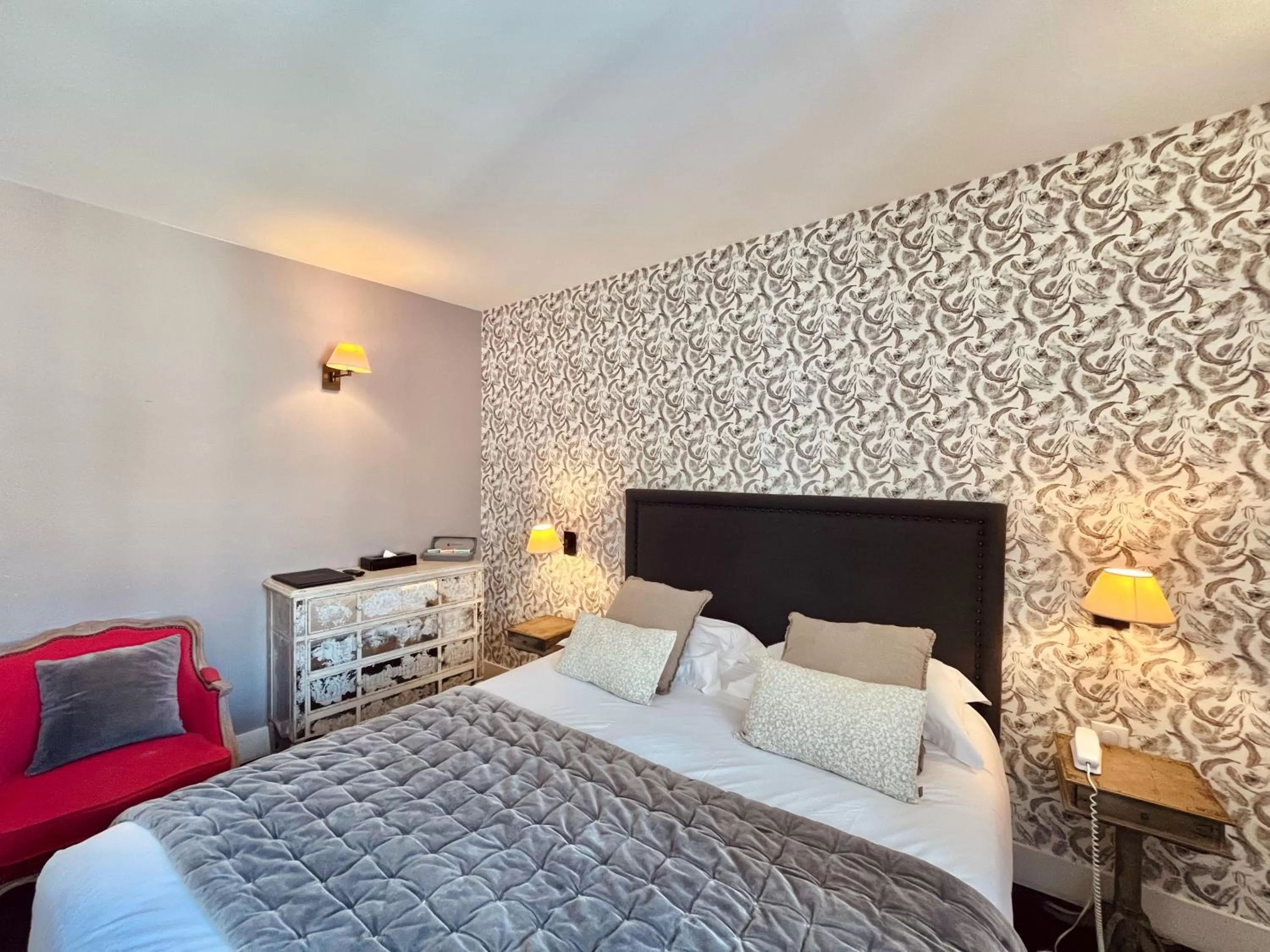 Bedroom, Bed in Hôtel des Basses Pyrénées - Bayonne