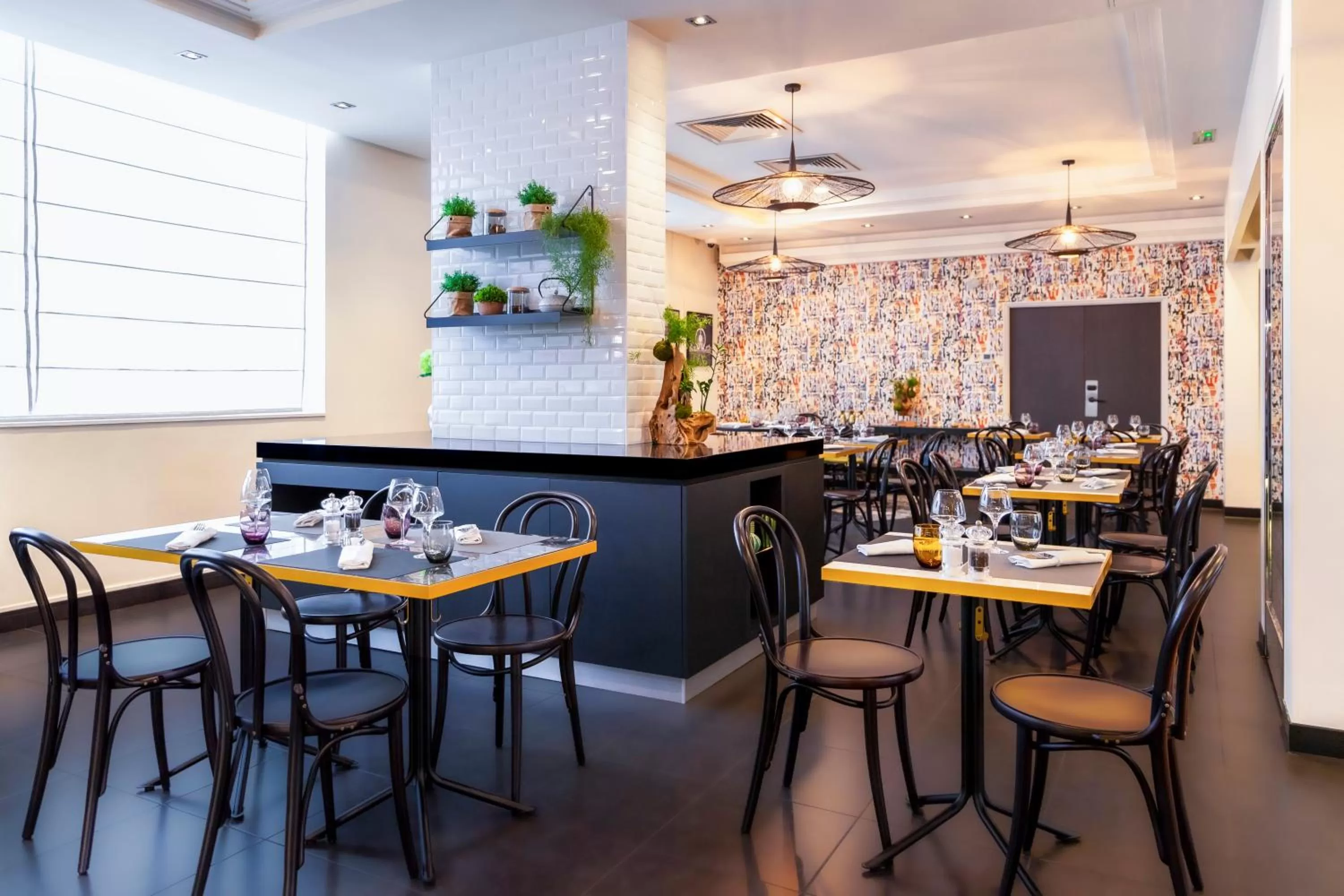 Restaurant/places to eat in Novotel Paris 17