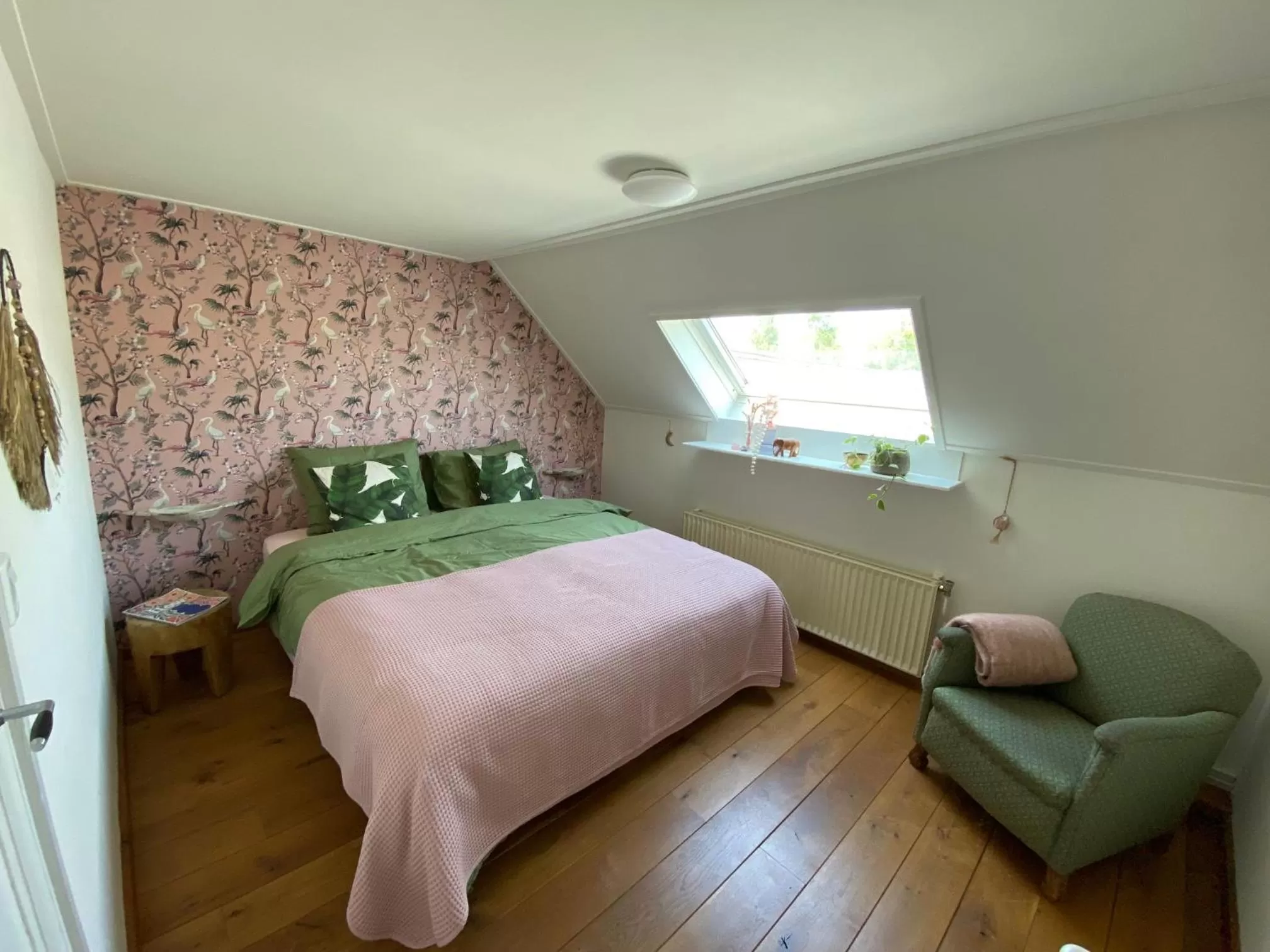 Bedroom, Bed in het opgemaakte bed