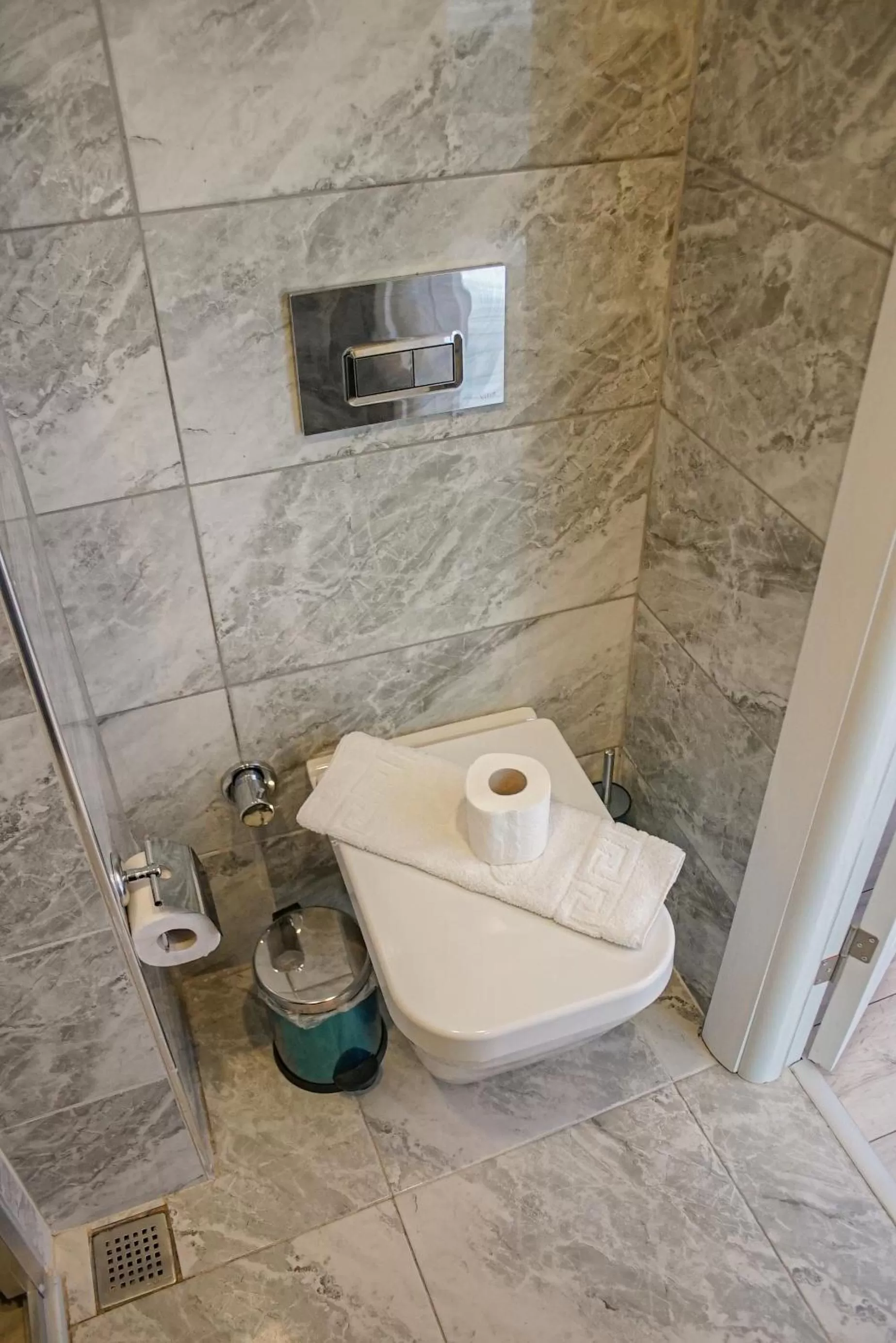 Toilet in New Taksim Hotel