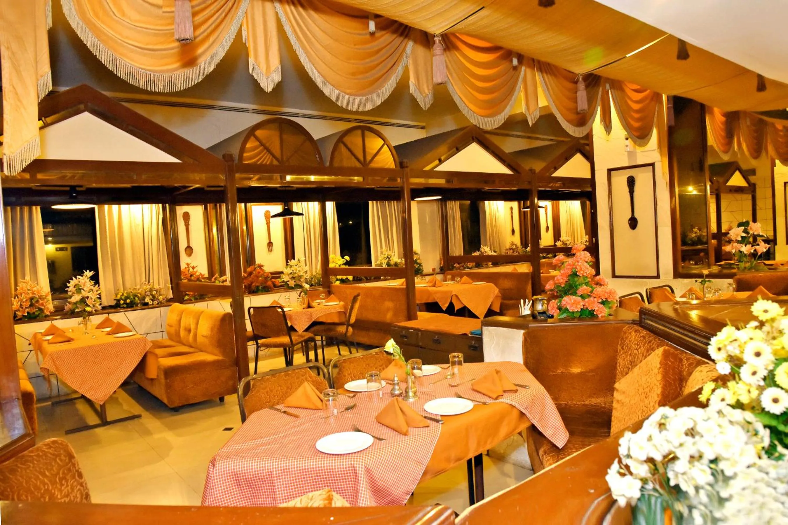 Restaurant/places to eat in Hotel Poonja International