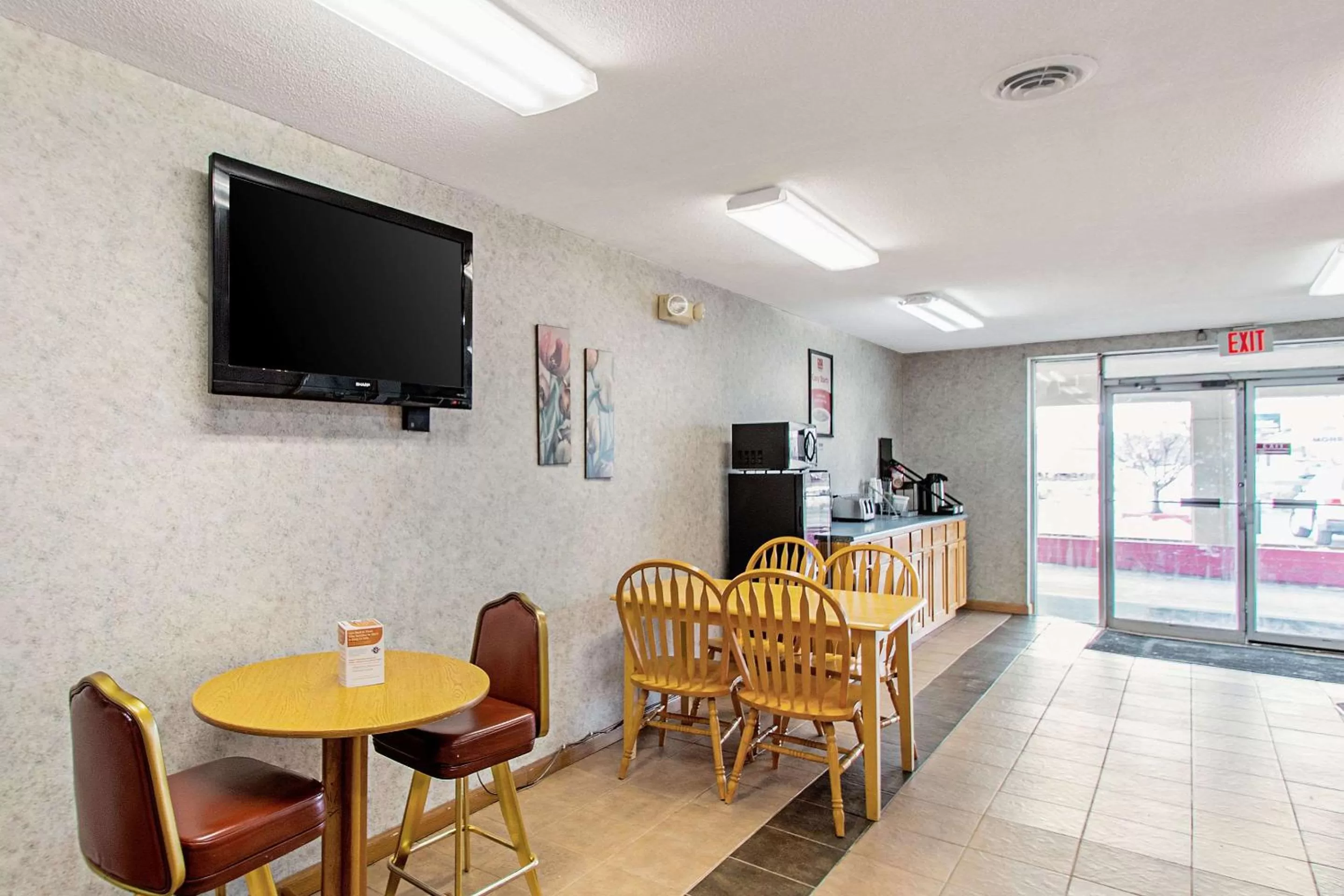 Lobby or reception, TV/Entertainment Center in Econo Lodge Utica