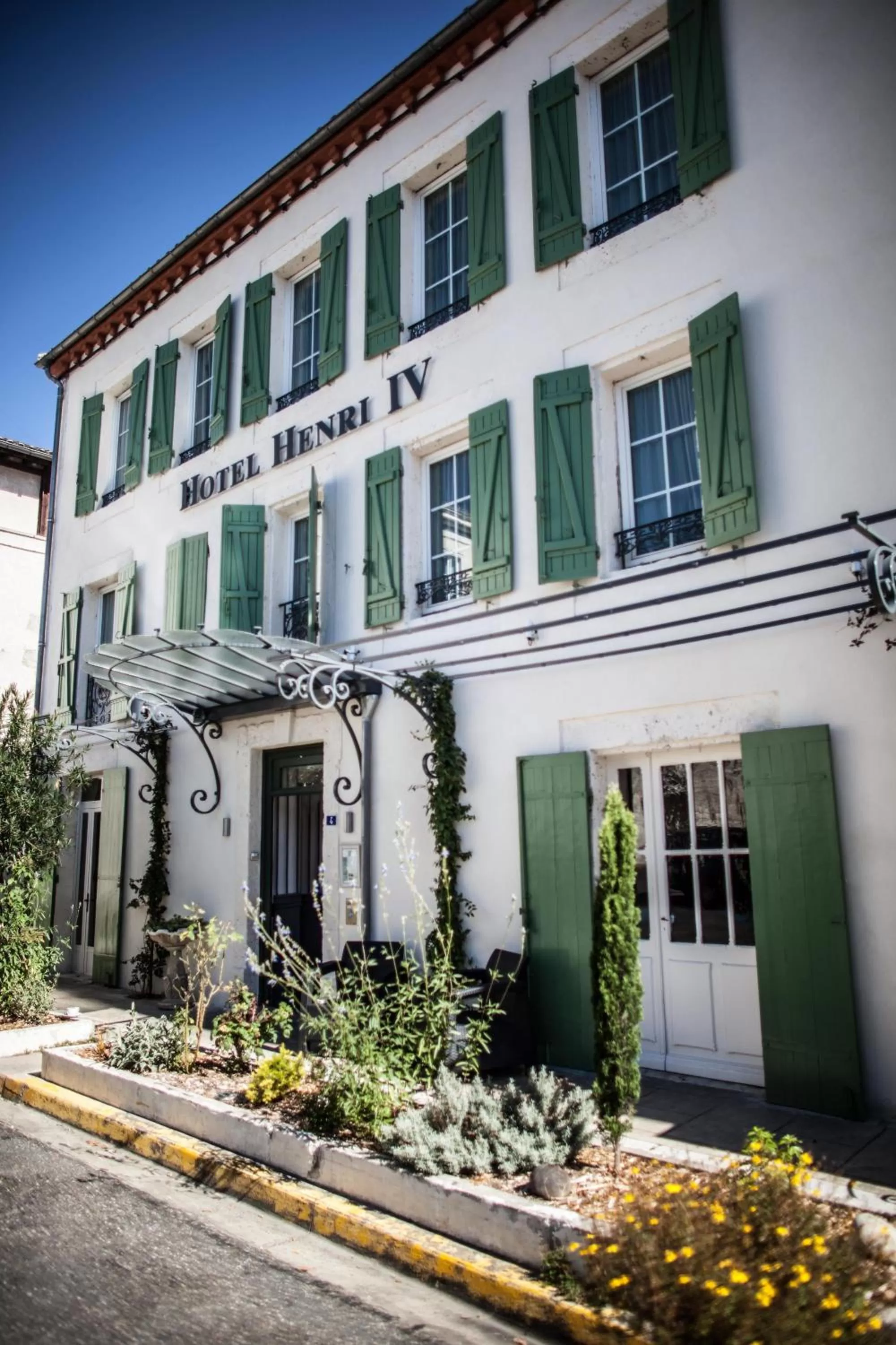 Facade/entrance in Hôtel Henri IV
