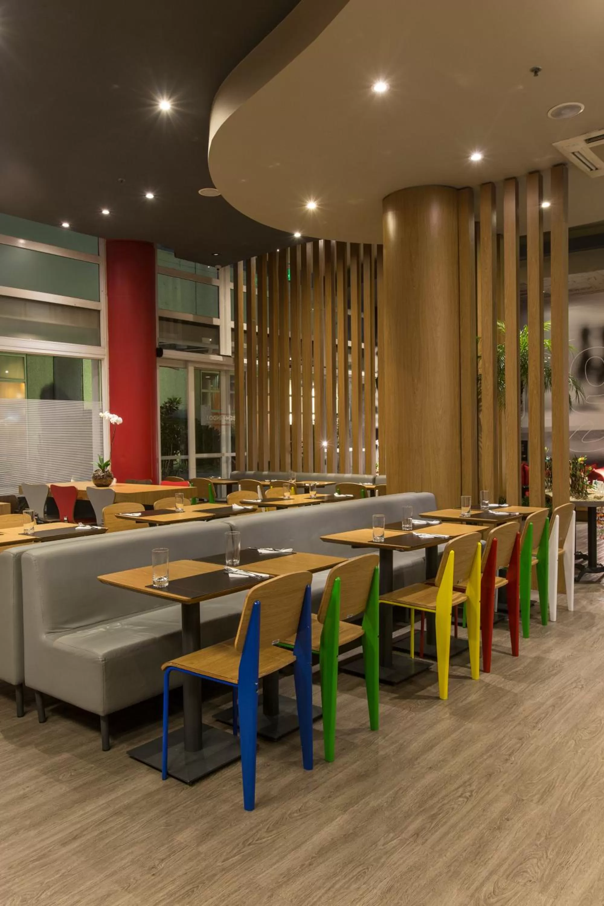 Restaurant/places to eat in ibis Tambore