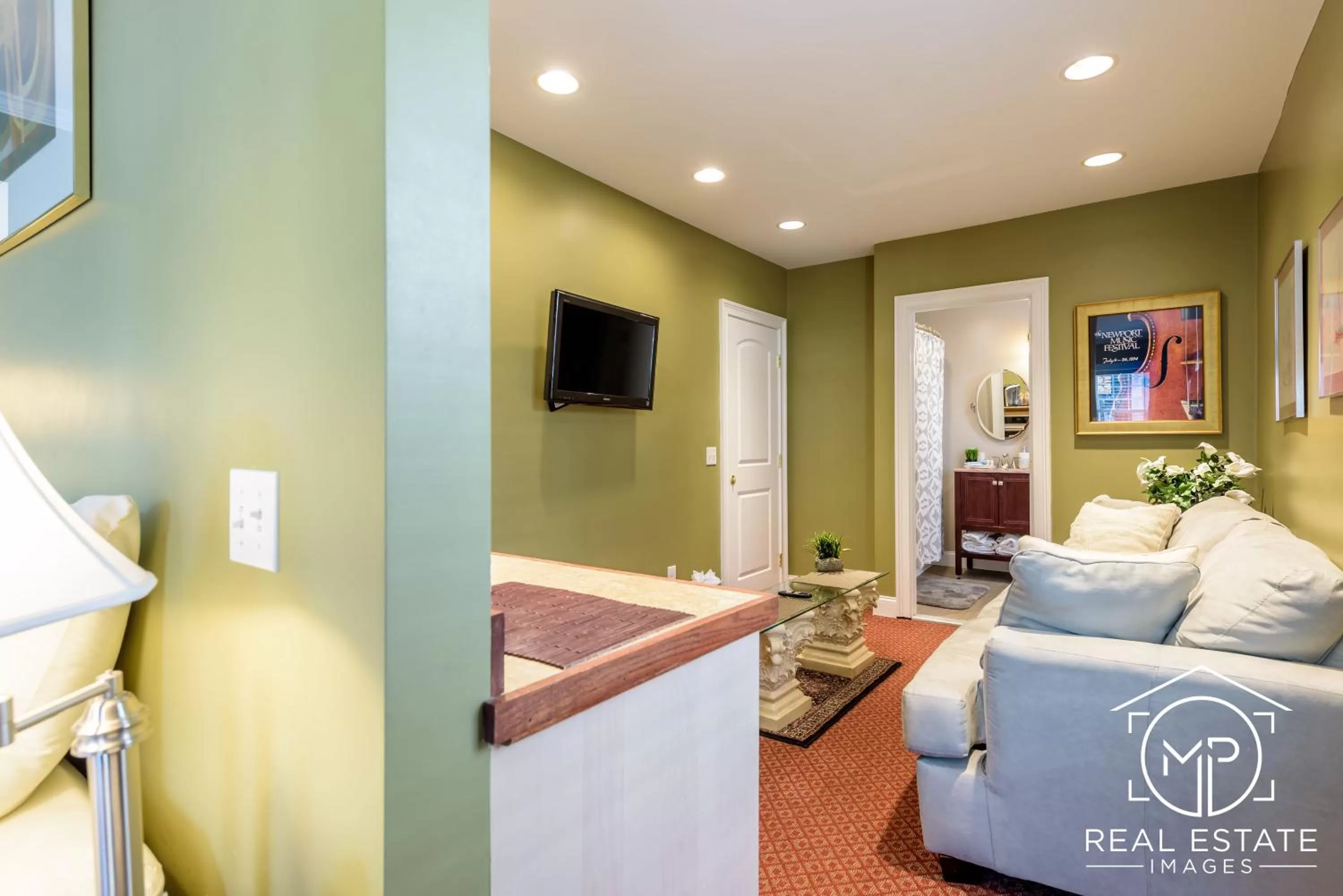 Living room, Bed in Bouchard Restaurant & Inn