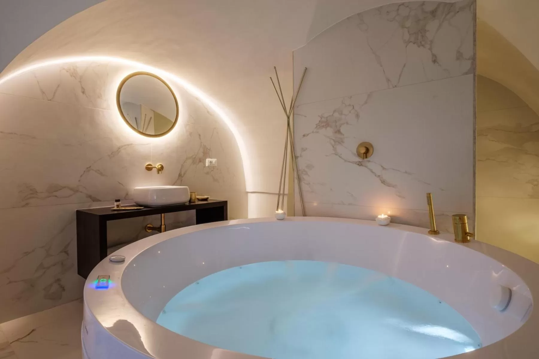 Hot Tub in La Bella Ostuni Suites