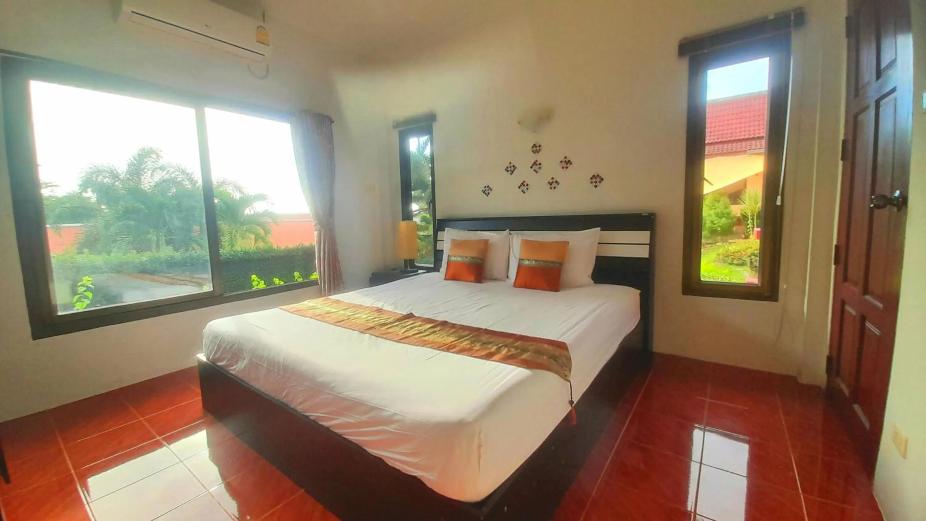Photo of the whole room, Bed in Samui Diving Resort