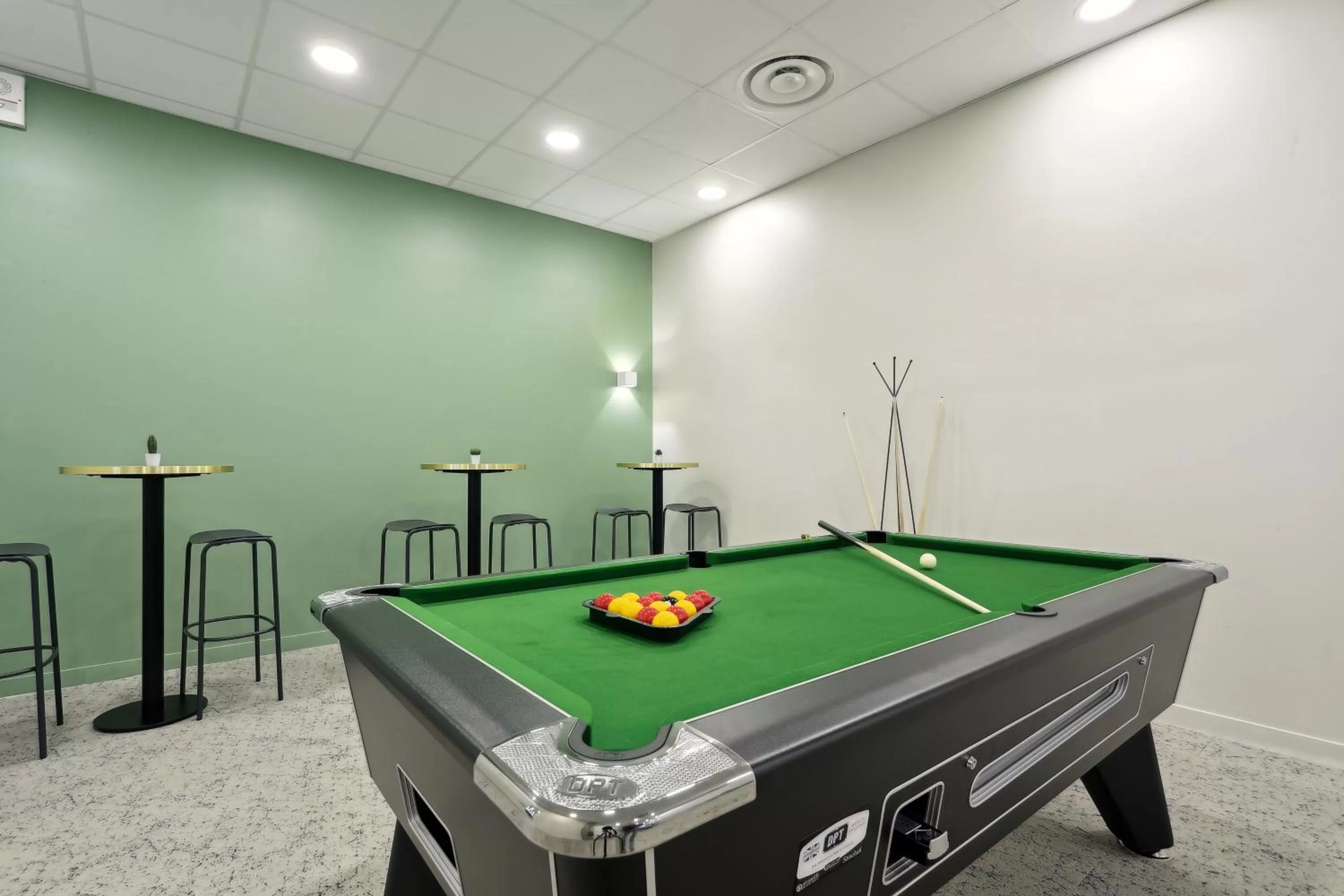 Billiard in All Suites Appart Hôtel - Noisy-le-Grand