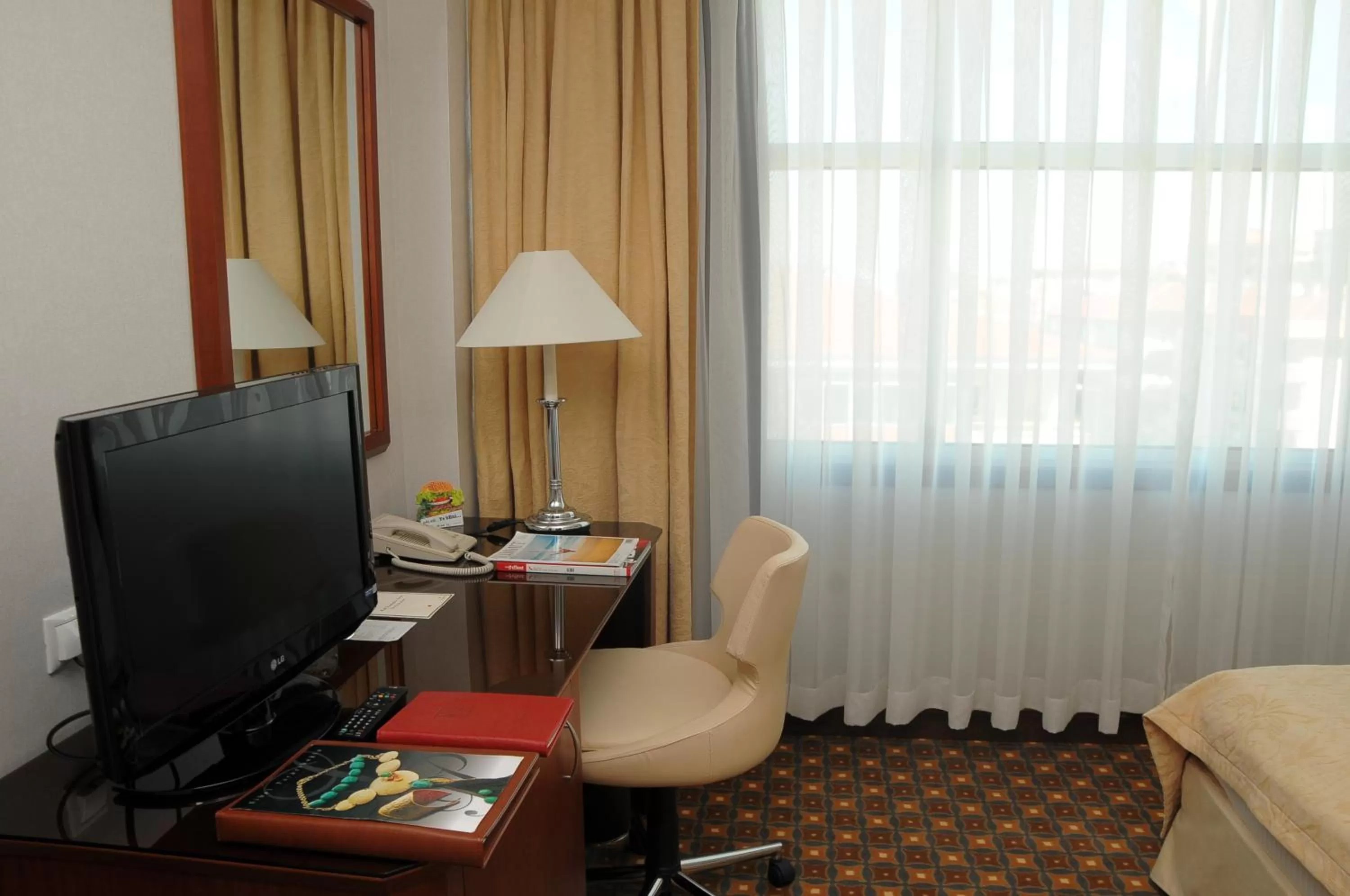 TV and multimedia in Hotel Midi
