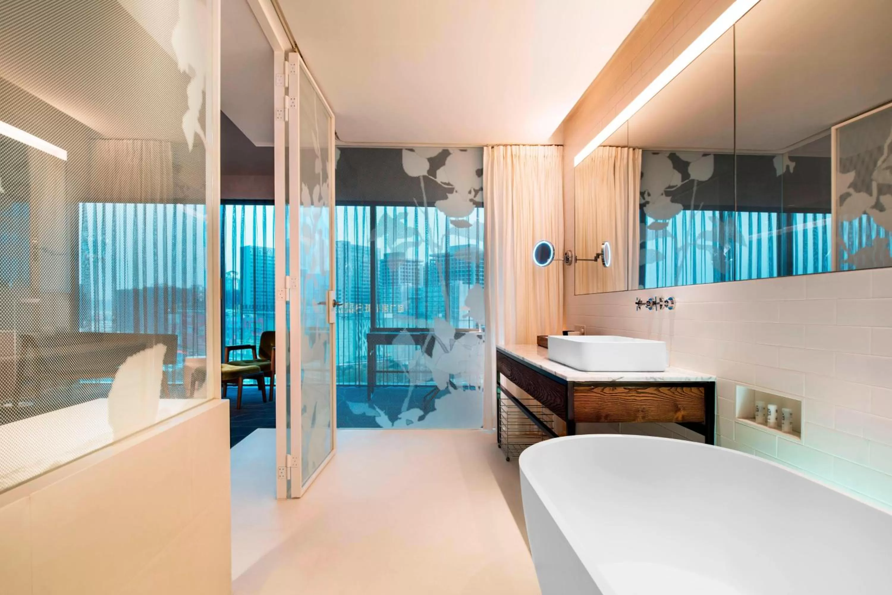 Bathroom, Bed in Le Meridien Zhengzhou