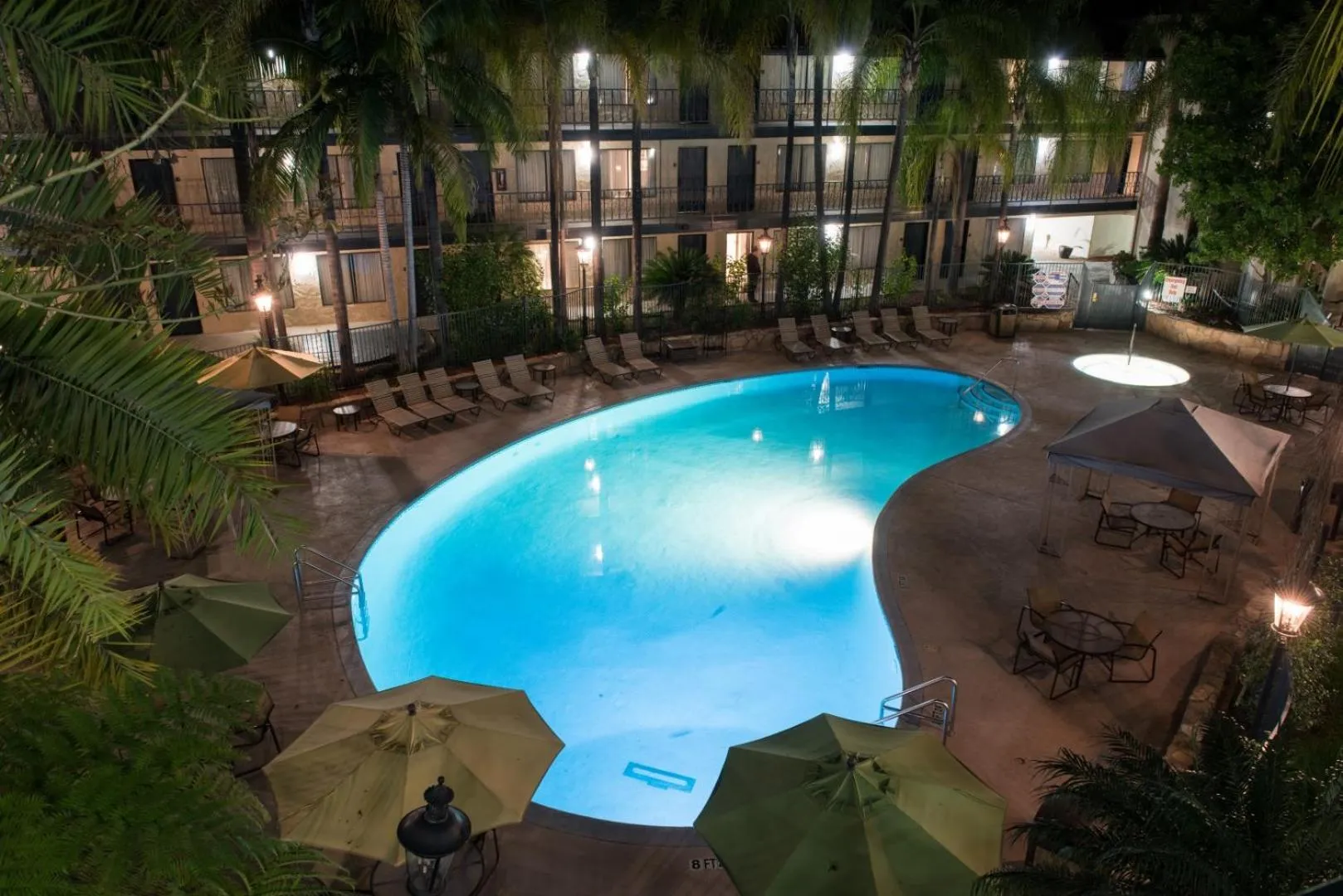 Swimming pool in Vanllee Hotel