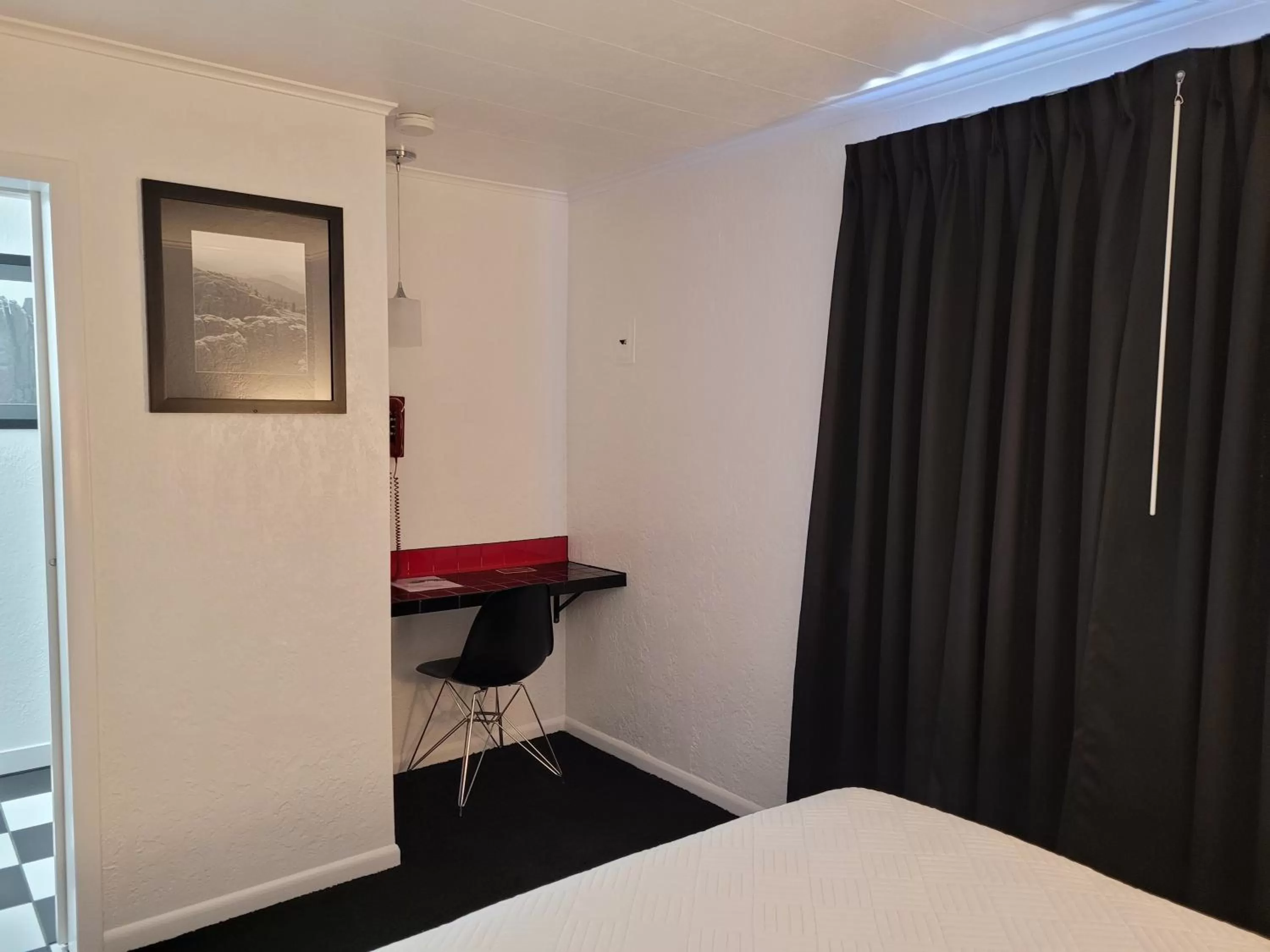 Photo of the whole room, Bed in Rocket Motel