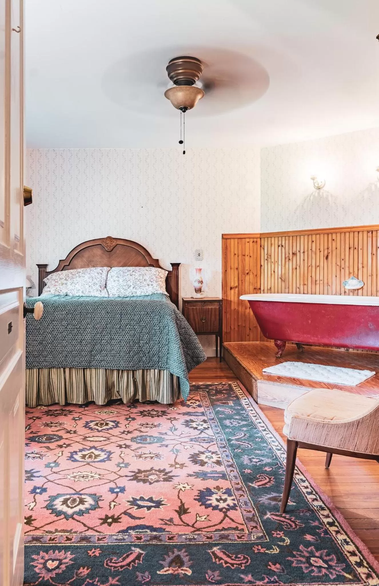 Photo of the whole room, Bed in Black Mountain Inn