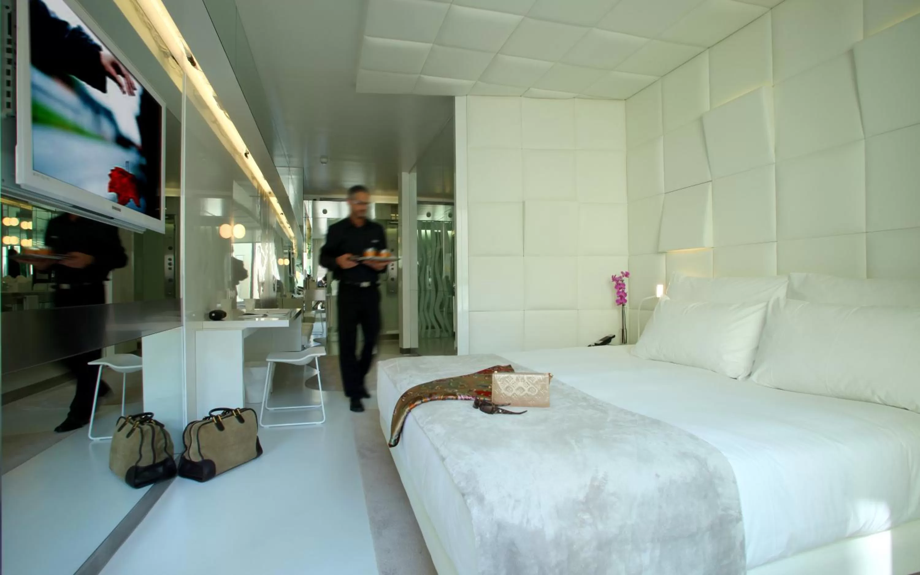 People in The Mirror Barcelona - Adults Only