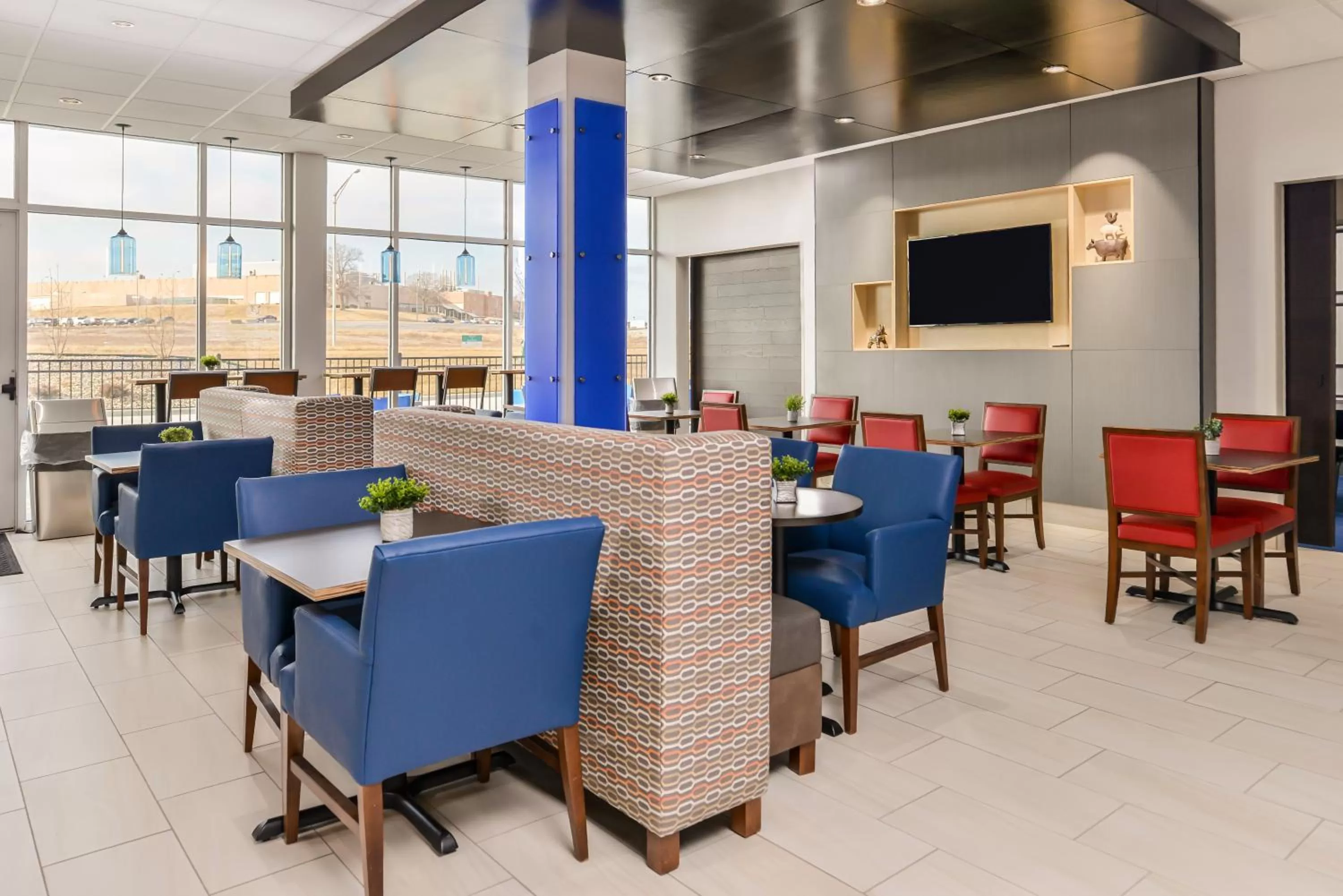 Breakfast in Holiday Inn Express & Suites - Kansas City - Lee's Summit by IHG