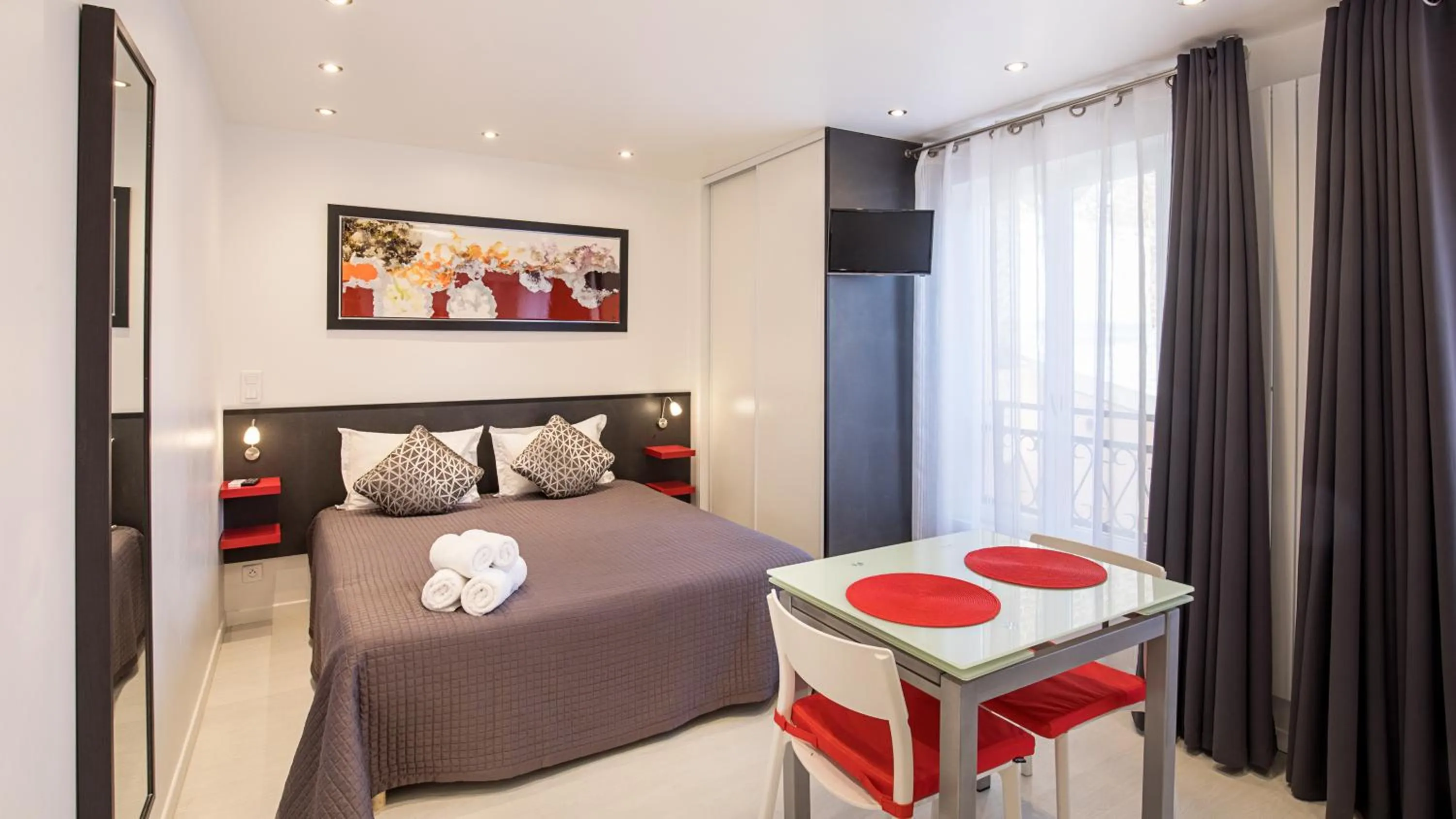 Photo of the whole room, Bed in Hotel De L'Horloge