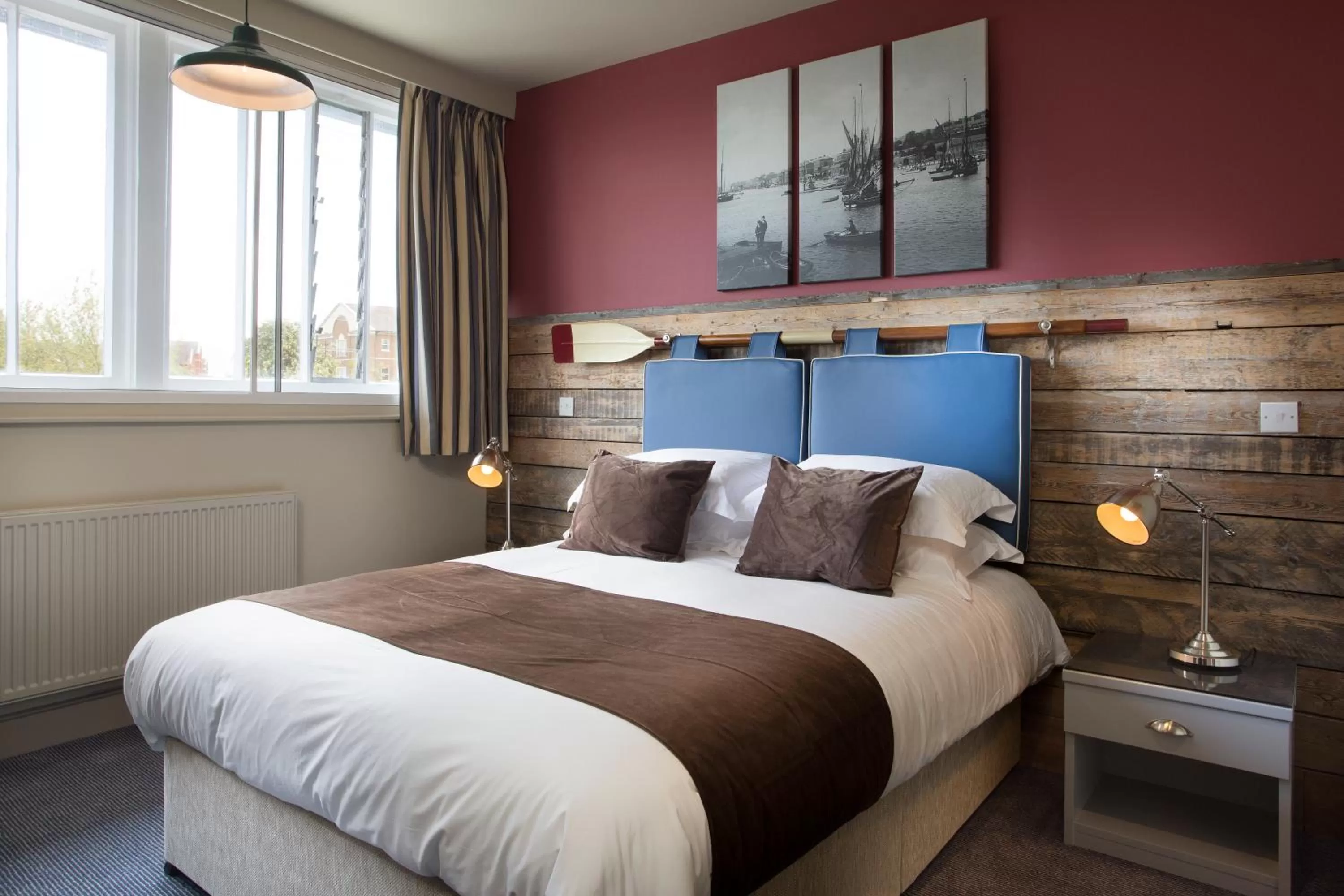 Photo of the whole room, Bed in The Ship & Trades