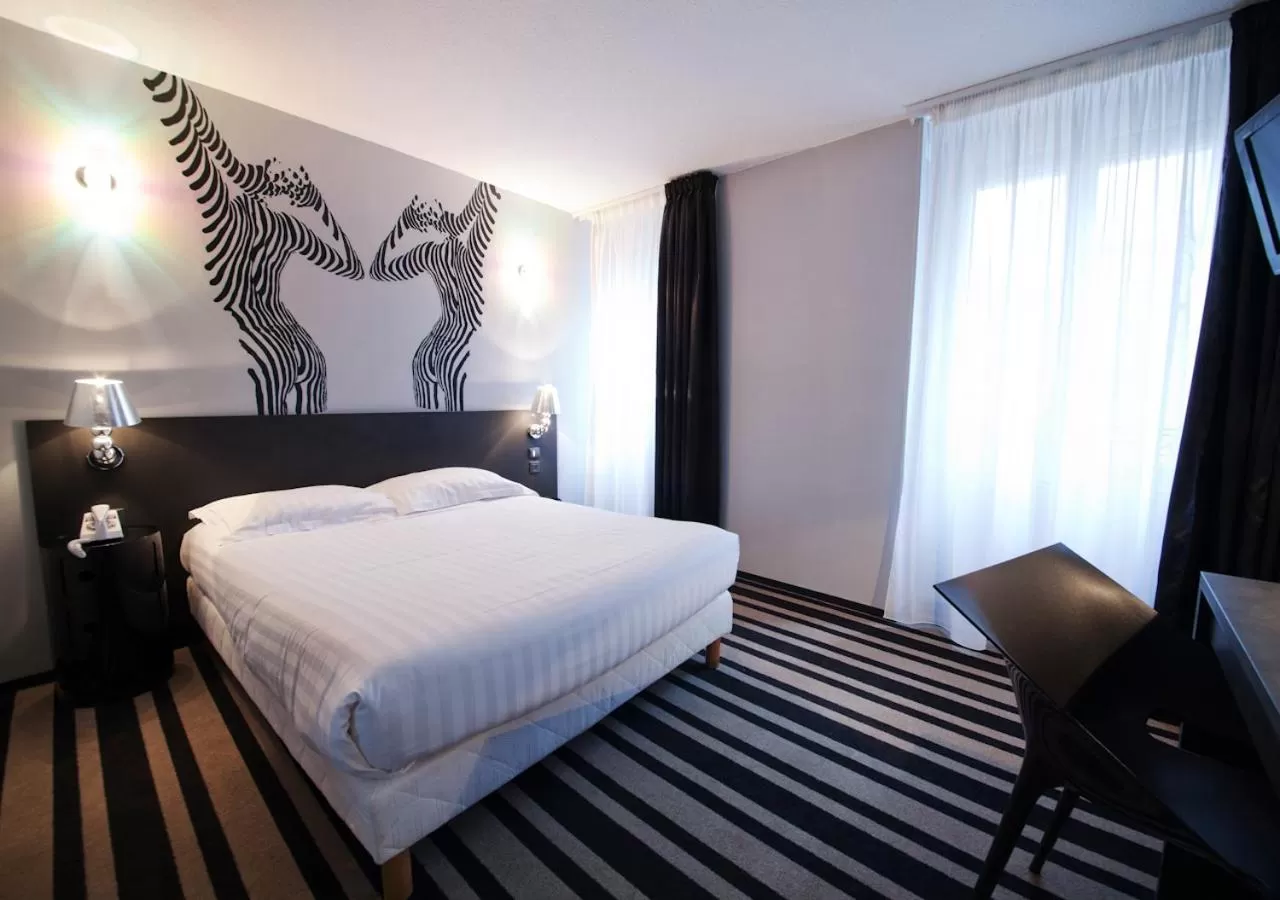 Photo of the whole room, Bed in CIT'HÔTEL LE DAV Clermont-Ferrand Centre